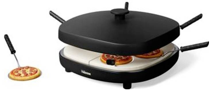 Černá elektrická pizzerie se dvěma pizzami péci uvnitř a jedním pizzovým lopatorem, který drží hotovou pizzu vedle ní.