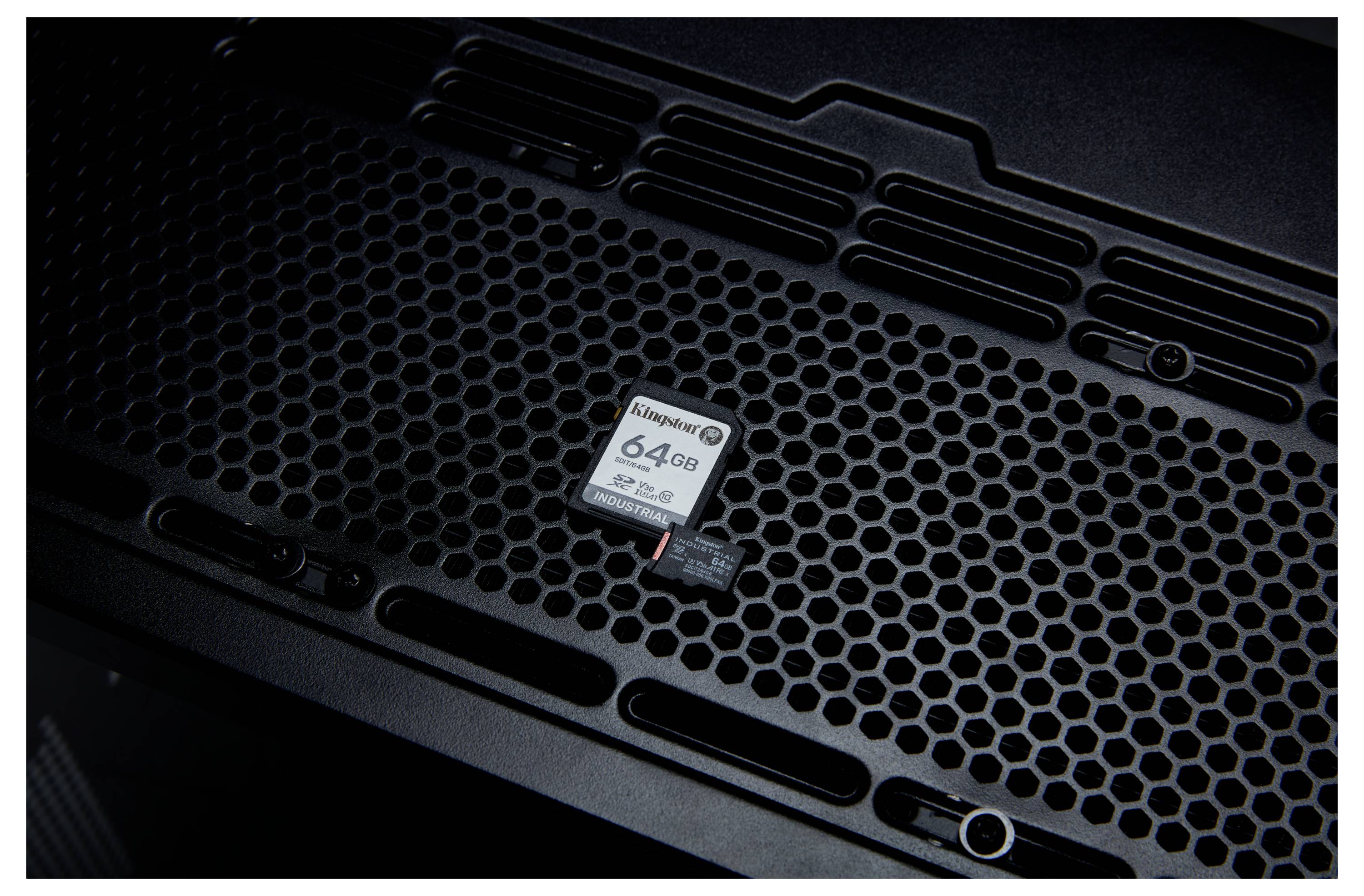 Kingston SD karta s kapacitou 64 GB umístěná na černé plástvi větrací mříži v počítači nebo zařízení.