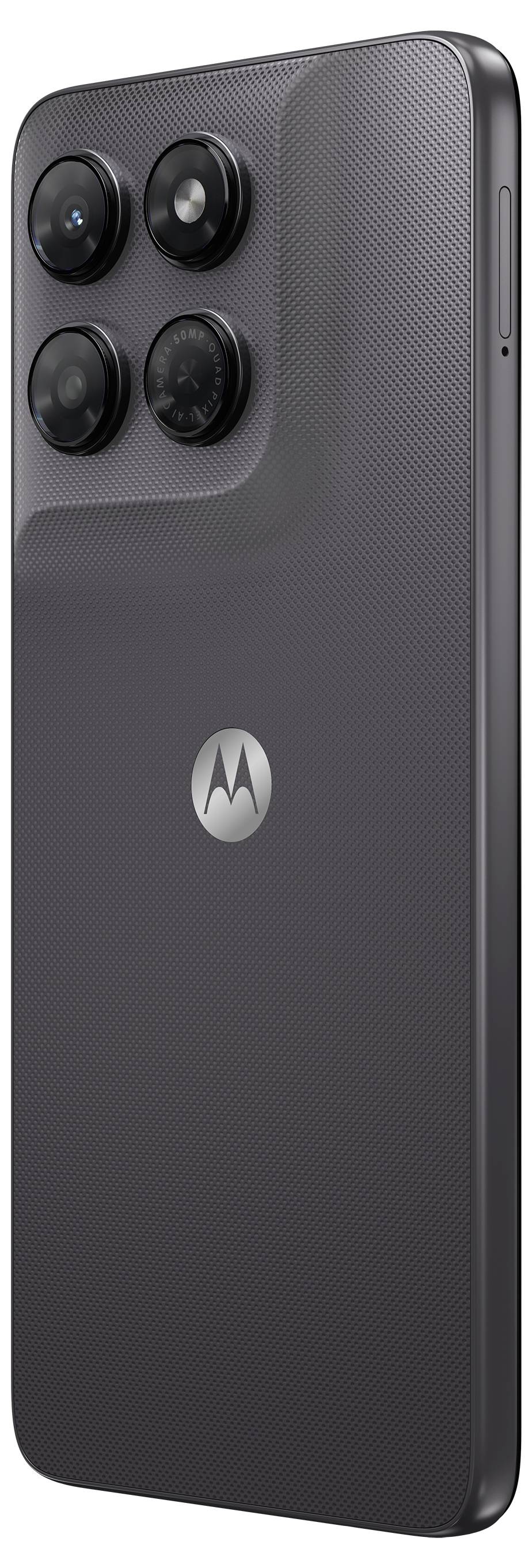 Zadní pohled na smartphone Motorola v tmavém textovaném pouzdře, znázorňující čtyři fotoaparátové objektivy v čtvercovém modulu a logo Motorola vycentrované pod ním.