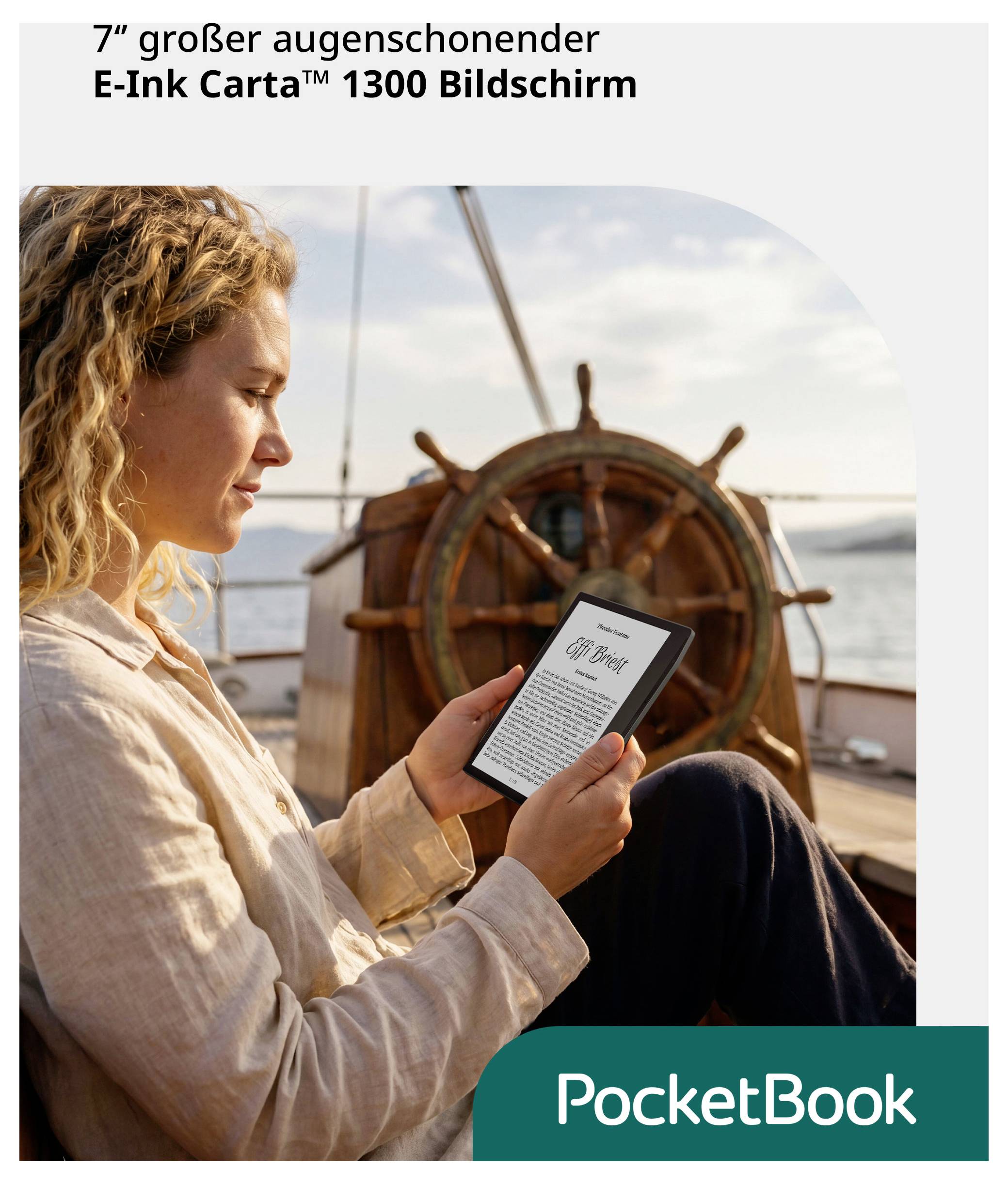 Žena čte na e-čtečce PocketBook na lodí, s německým textem propagujícím 7palcový vyhovující oči display E Ink Carta 1300.