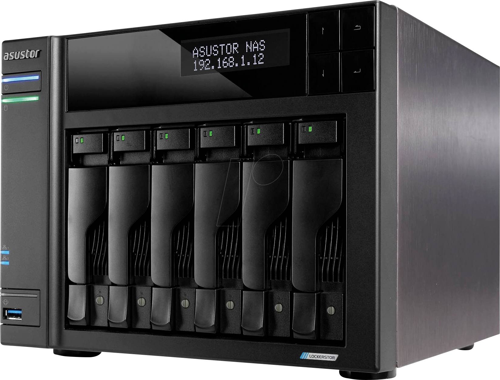 Černý Asustor NAS úložný server s 8 přední přihrádkami na jednotky a malým displejem zobrazujícím "ASUSTOR NAS" a IP adresu 192.168.1.12.