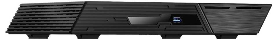 Černý přední panel serveru s ventilačními štěrbinami a centrální přihrádkou pro disk s modrě osvětleným portem USB.