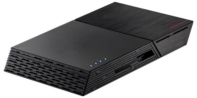 Černá konzole Sony PlayStation 2 Slim zobrazená v úhlu na bílém pozadí se viditelnými indikátory stavu.