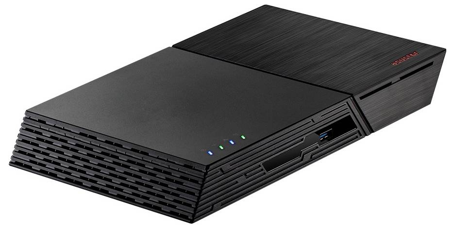 Černá konzola PlayStation 2 Slim zobrazená v úhlu na bílém pozadí s viditelnými předními indikačními světly a mechanikou na čtení disků.