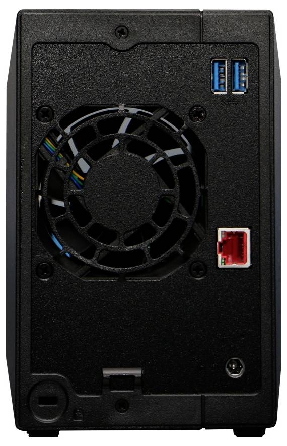 Zadní panel černého zařízení s chladícím ventilátorem, dva modré USB porty vpravo nahoře a jeden červený port podobný Ethernetu dole.