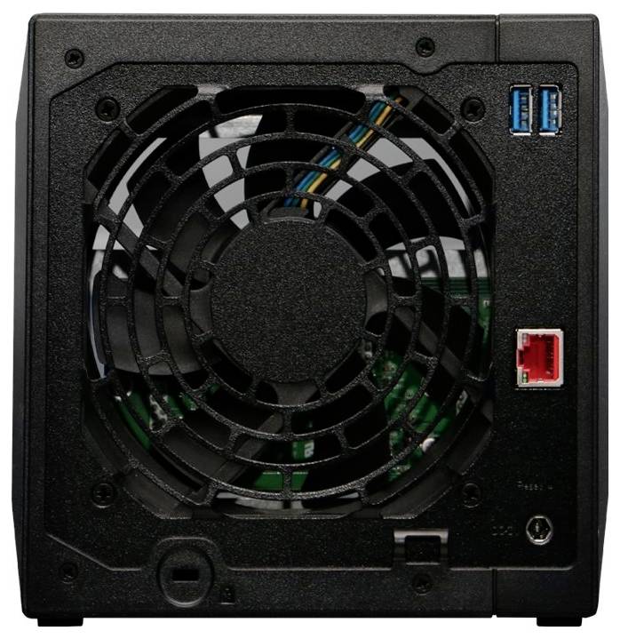 Zadní panel malého černého počítačového nebo NAS pouzdra s velkým chladícím ventilátorem, dvěma modrými porty USB 3.0 a jedním červeným portem Ethernet.