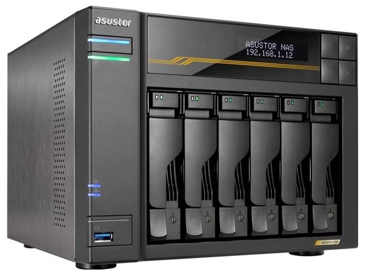 Černý server Asustor NAS se šesti přední pozicí pro jednotky, stavovými indikátory, portem USB a displejem zobrazujícím "ASUSTOR NAS 192.168.1.12".