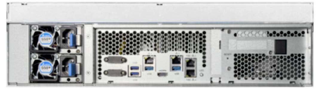 Zadní pohled na server v racku zobrazující duální vyměňovatelné zdroje napájení za provozu, síťové a USB porty a větrací panely.