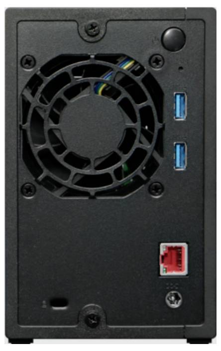 Zadní panel malého počítače nebo NAS s chladícím ventilátorem, dvěma modrými USB porty, jedním červeným portem Ethernet a tlačítkem napájení.