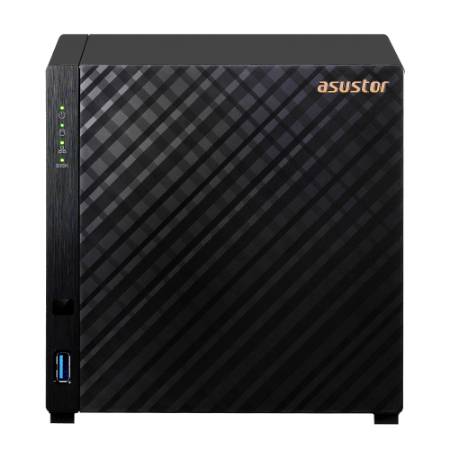 Černý server NAS Asustor s diagonálně pruhovaným předním panelem, stavovými indikátory na levém okraji a předním USB portem.