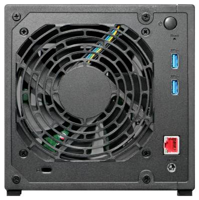 Zadní pohled na počítačový zdroj s velkým chladícím ventilátorem, spínačem napájení, dvěma porty USB a síťovým portem.