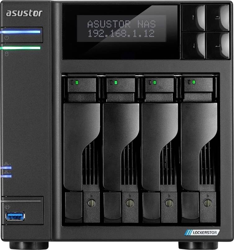 Přední pohled na čtyřslotový NAS server ASUSTOR s přihrádkami na disky, stavovými indikátory, portem USB a obrazovkou zobrazující „ASUSTOR NAS 192.168.1.12".