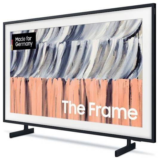 Televizor Samsung ve stylu ploché obrazovky s černým rámem a stojanem zobrazuje abstraktní umění a text "The Frame" a "Made for Germany".