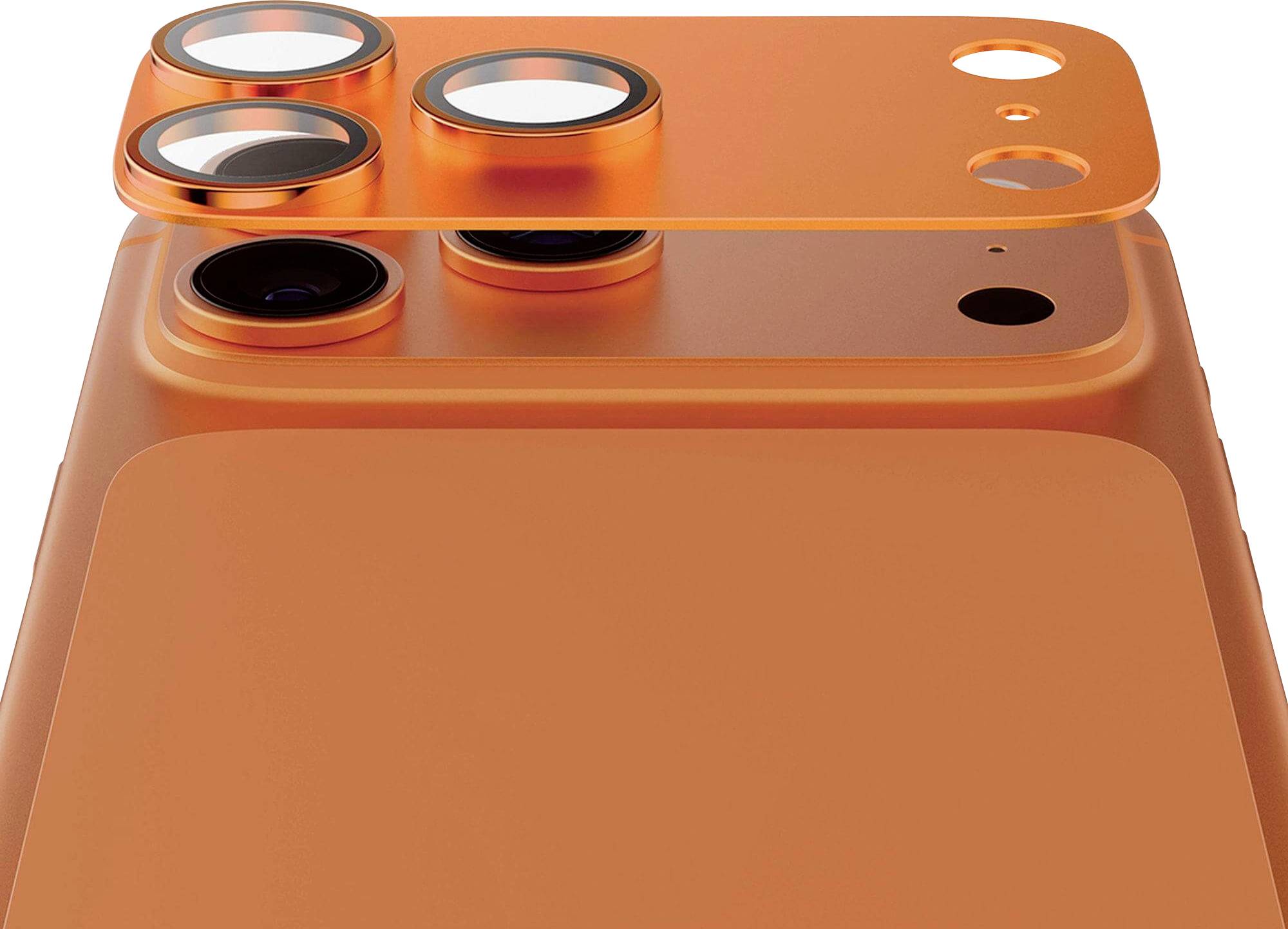 Detailní záběr na zadní stranu oranžového chytrého telefonu s trojitými objektivy fotoaparátu a výřezy pro blesk, zobrazující vyvýšený design fotoaparátu.