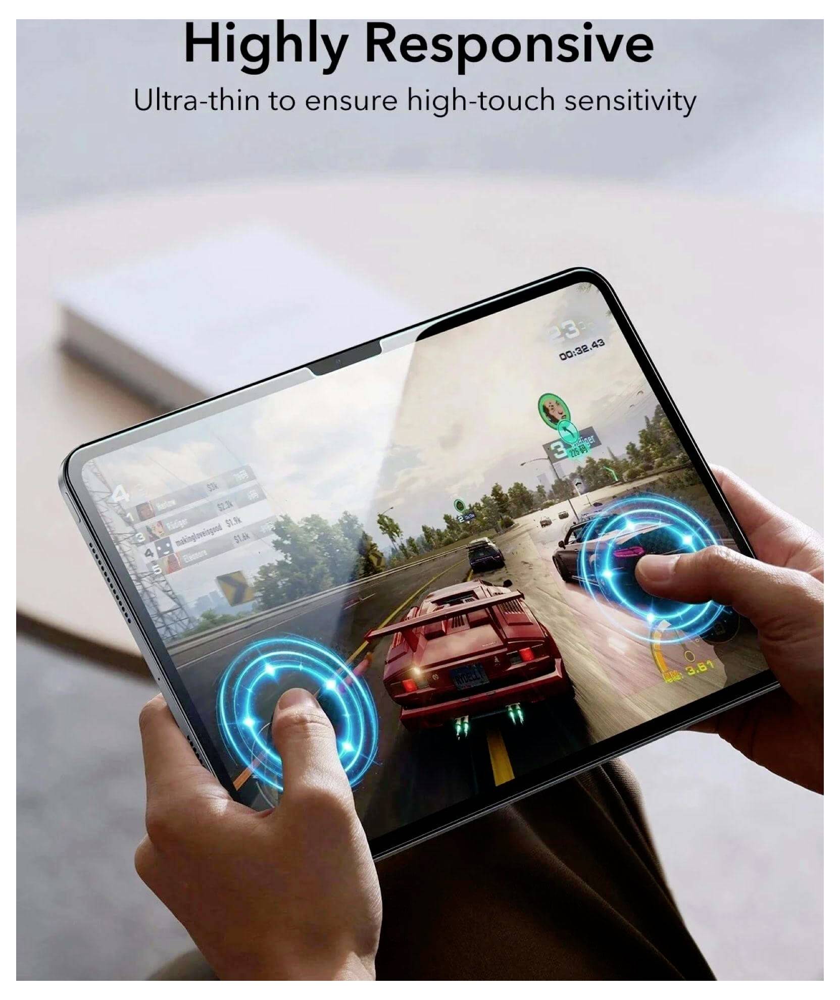 Ruce používající tablet pro hraní závodnického hry, zdůrazňující „Vysoce responzivní" ultra tenkou citlivost na dotek.