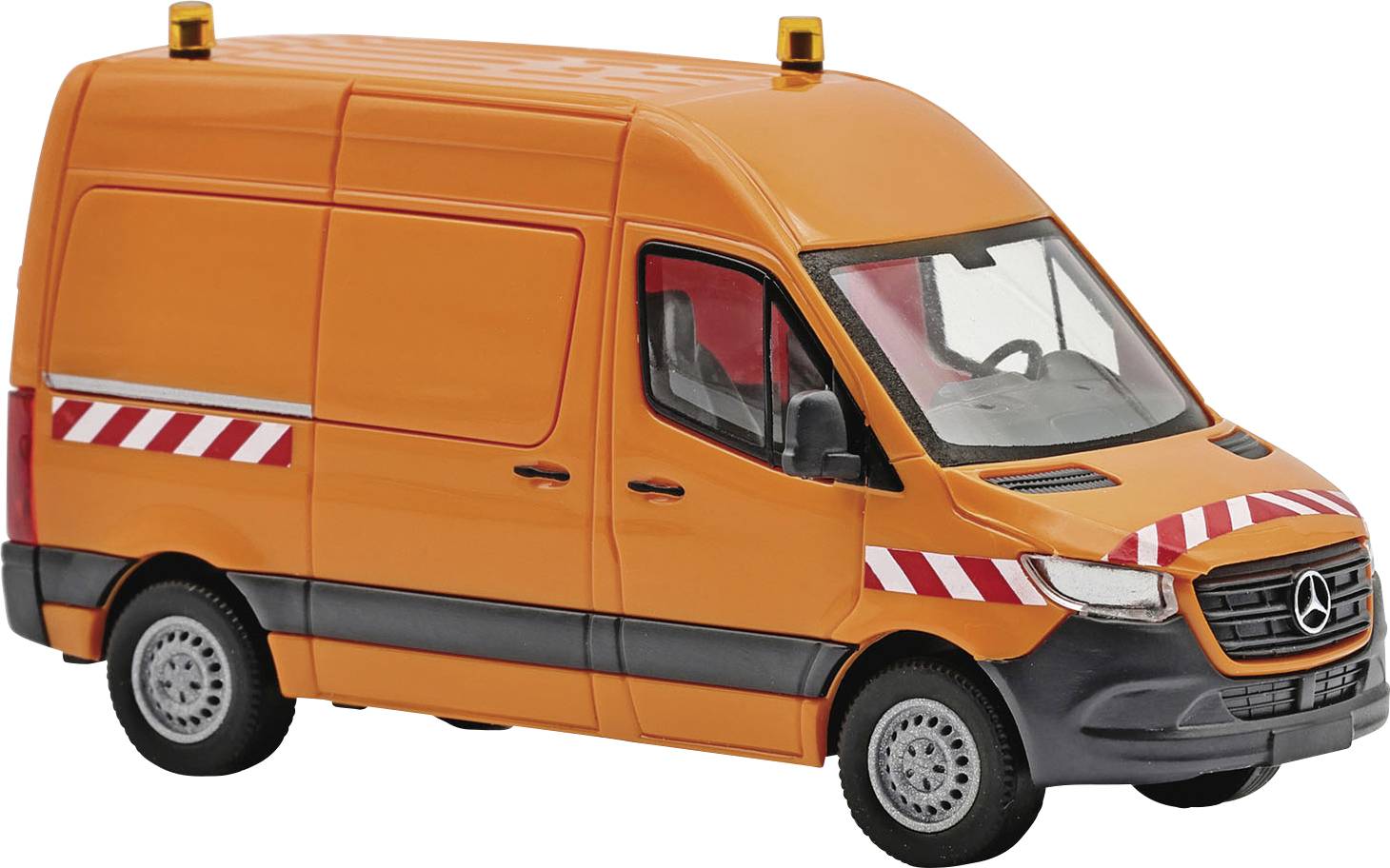 Oranžová užitková dodávka Mercedes s červeno-bílými varovnými pruhy a střešními majáky, zobrazena v bočním pohledu na bílém pozadí.