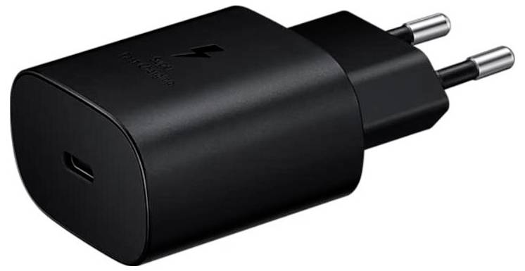 Černá síťová nabíječka USB se zástrčkou USB-C a dvěma kulatými kolíky evropské zásuvky.