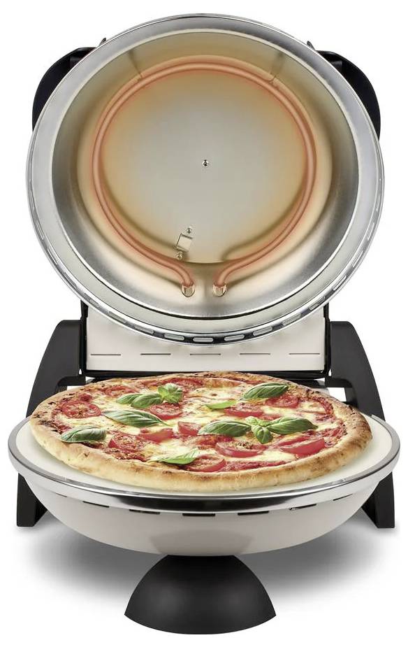 Otevřená stolní pec na pizzu s pizzou pečící se na spodní kamenné podnosu, víko zvednuté tak, aby byl vidět topný prvek.