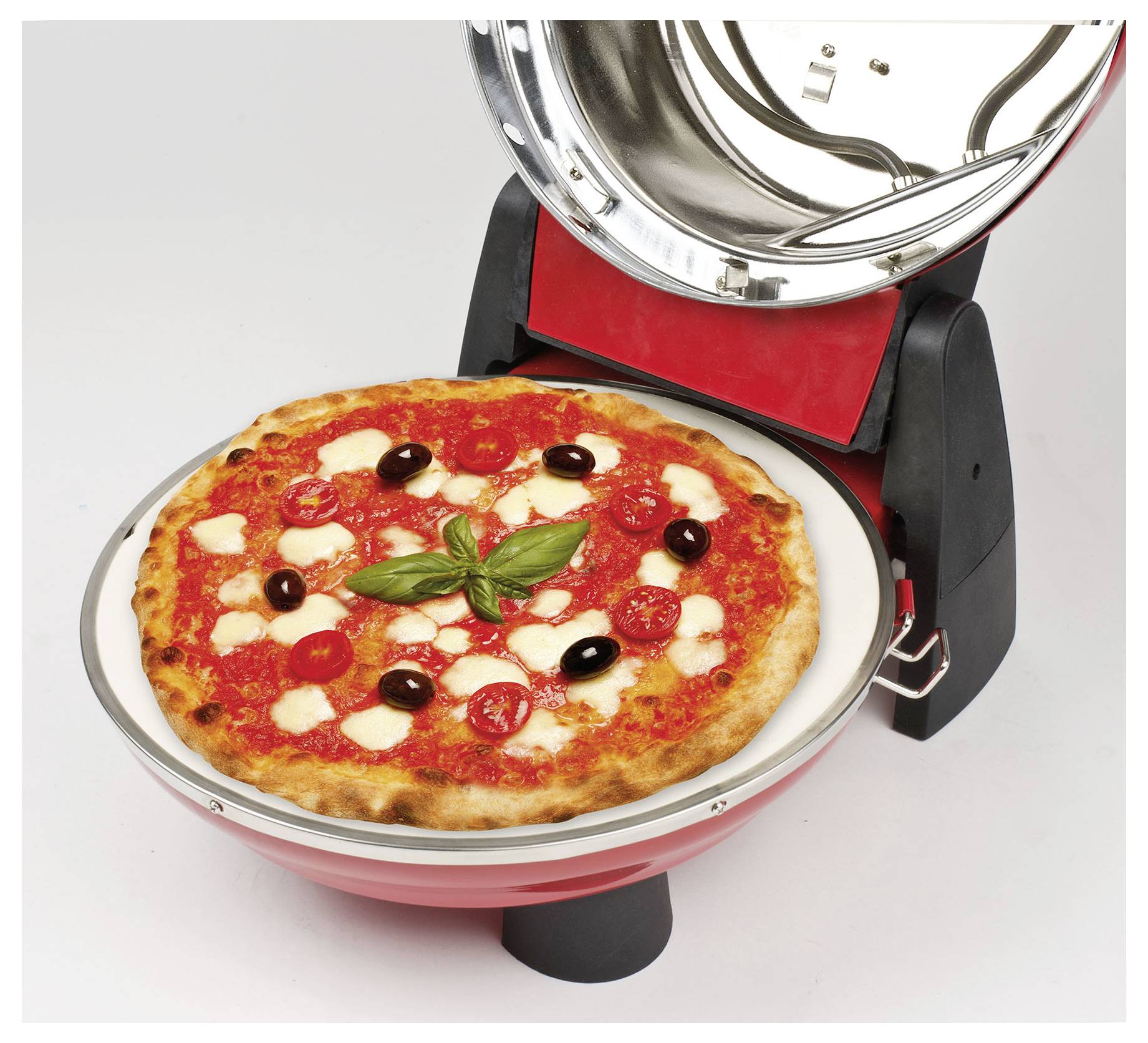 Pizza vaří se v pracovní desce pizzaimu s otevřeným víkem, navrch posypaná bazalkou, olivami, pepperoni a sýrem na bílém pozadí.
