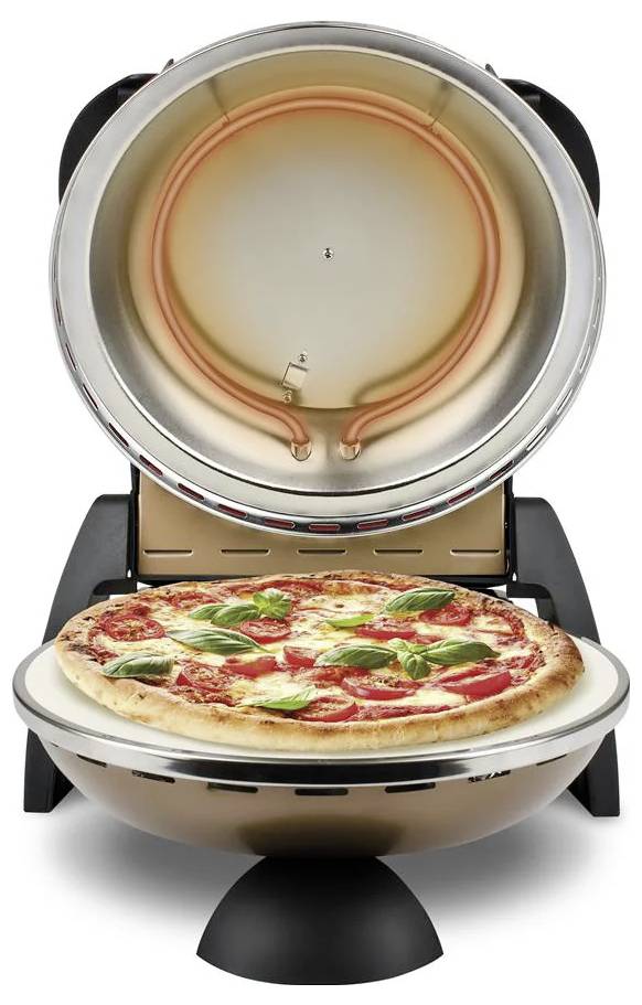 Kompaktní stolní pizza trouba s pizzou pečící se na spodním tácu a otevřeným víkem, který ukazuje topný prvek uvnitř.