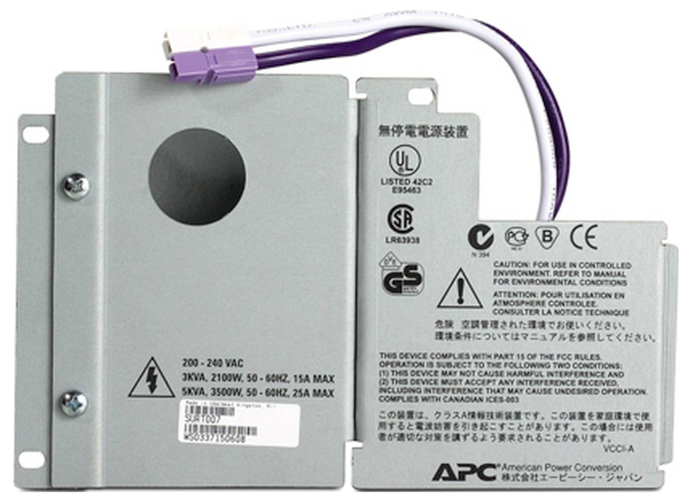 Síťová jednotka APC pro konverzi energie s připojeným fialovým kabelem, zobrazená v přední pohledu se bezpečnostními štítky a specifikacemi na kovové skříni.