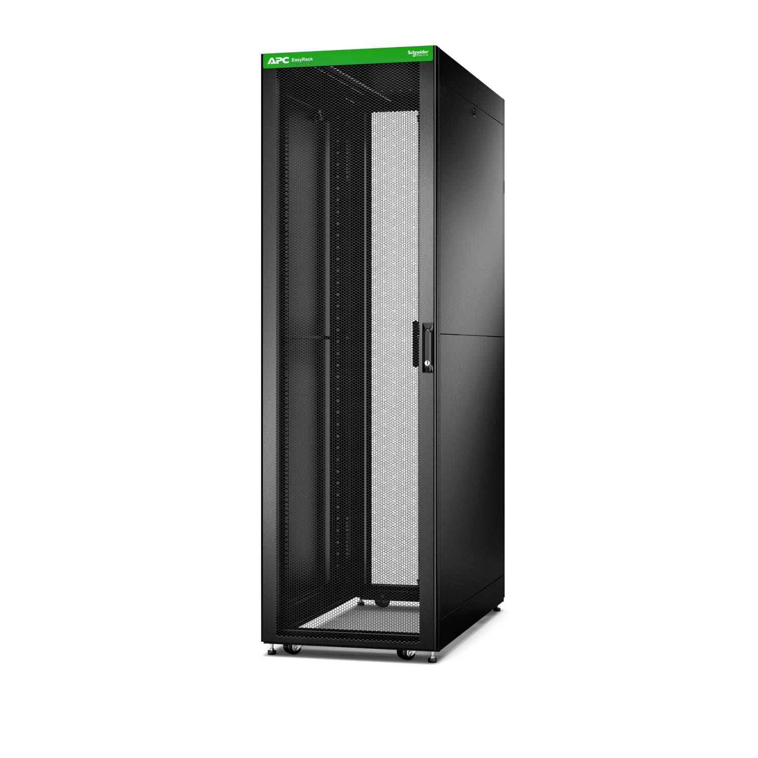 Skříň serveru Black APC s mřížkovanými předními dveřmi, otevřená na bílém pozadí