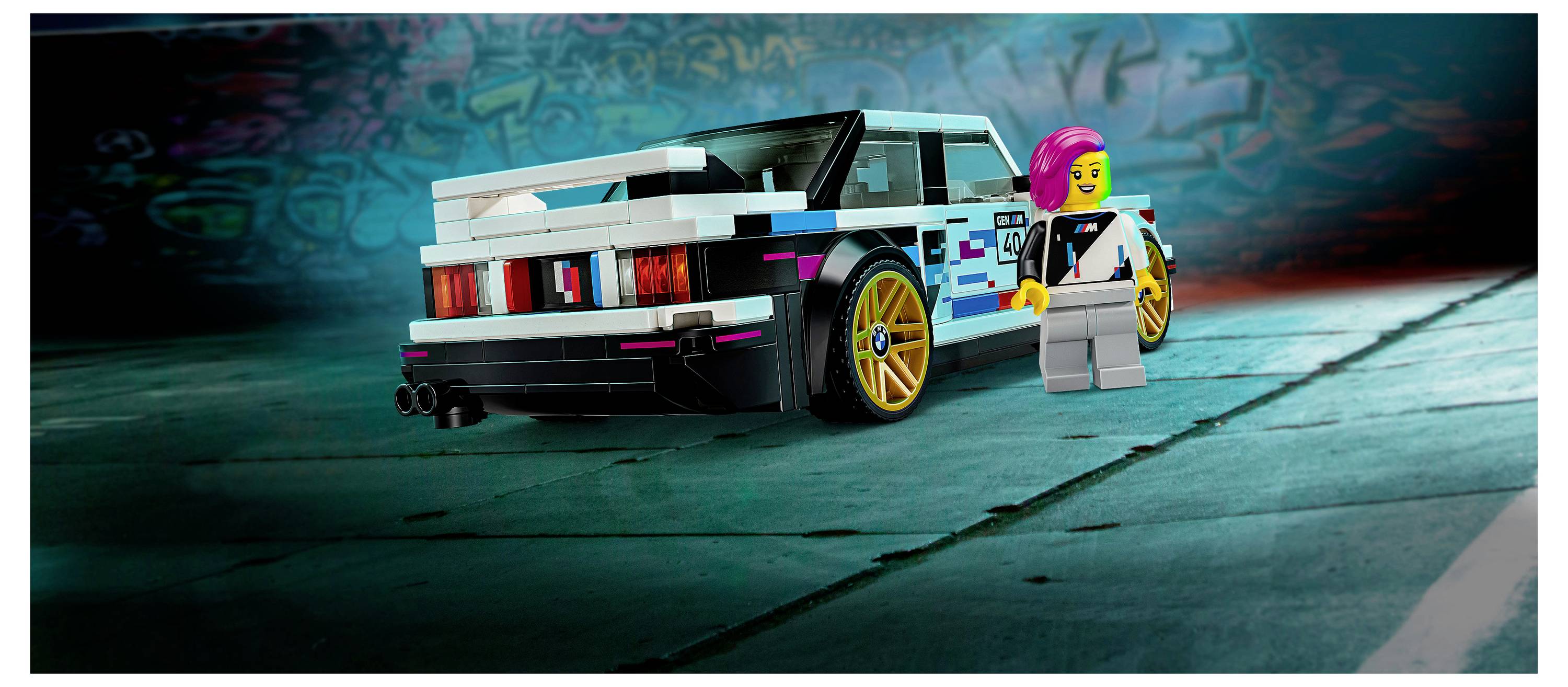 Lego sportovní vůz ve stylu Lego se zlatými koly a figurkou stojící vedle něj na studiovém podlaze s azurově modrým osvětlením.