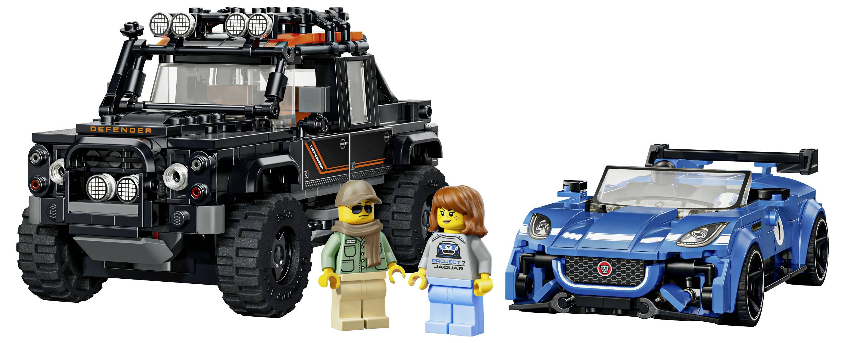 Dvě LEGO figurky stojí mezi černým terénním SUV a modrým sportovním autem na bílém pozadí.