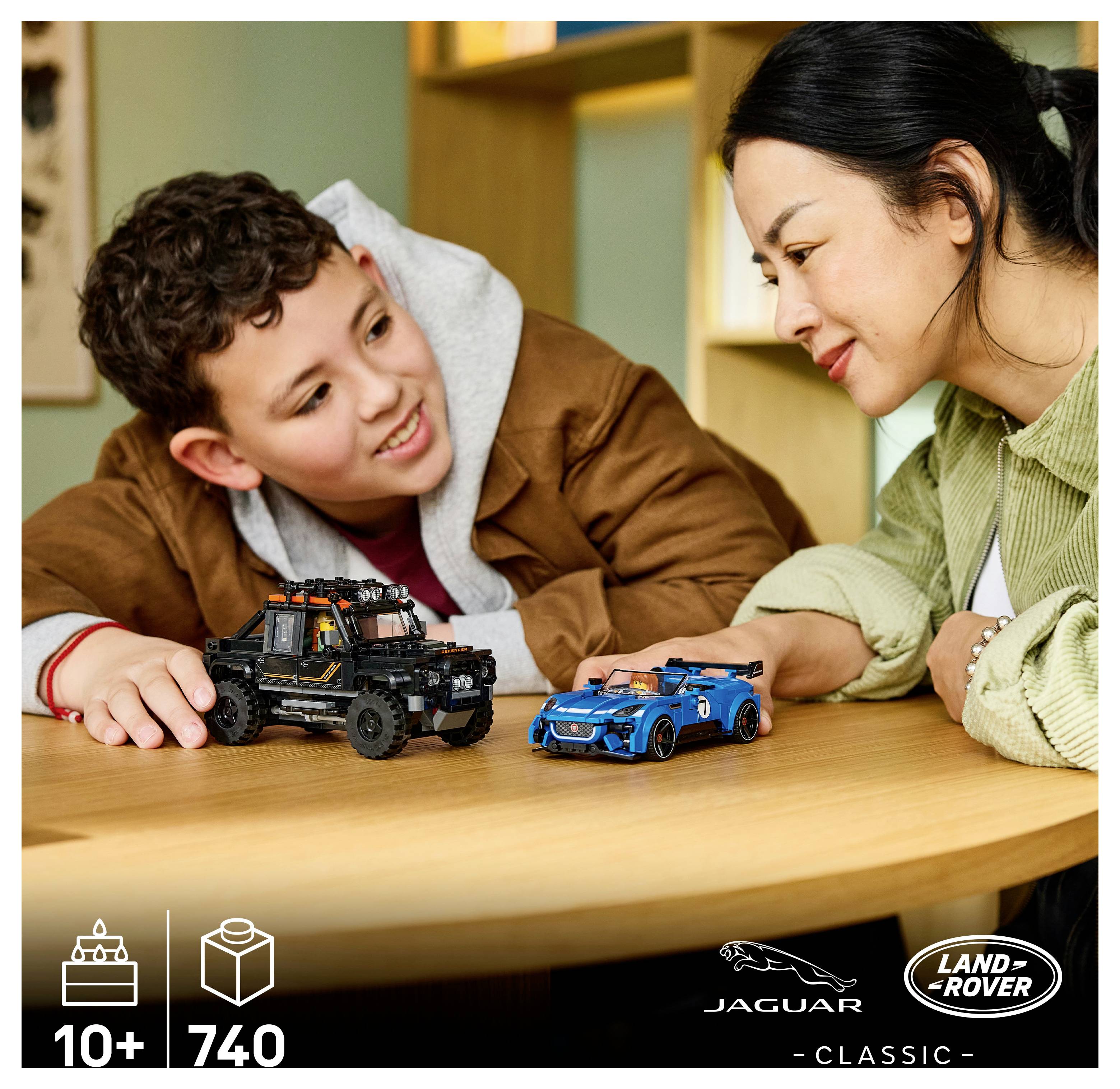 Chlapec a žena si hrají se dvěma auty ze stavebnice LEGO na stole; obal obsahuje označení „10+" a „740" s logem Jaguar a Land Rover Classic.