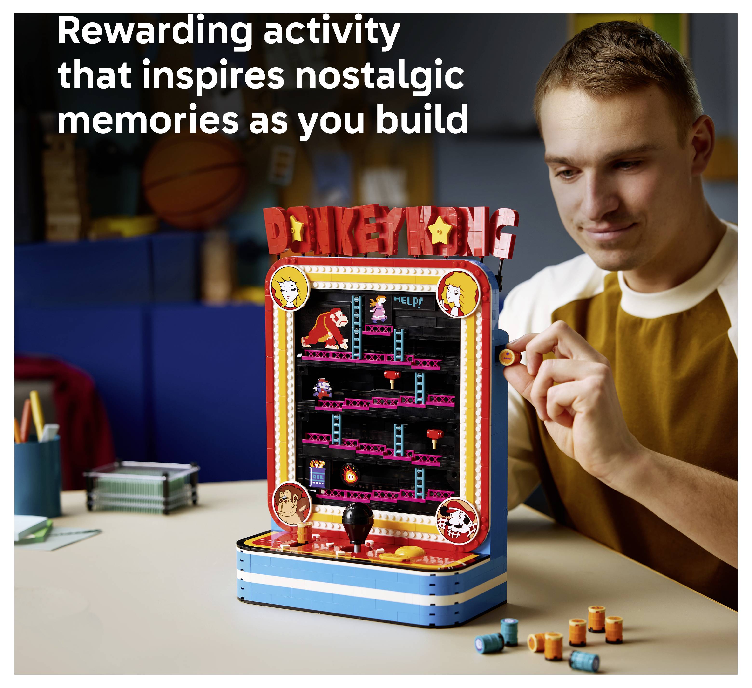 Muž hrající na stolní arkádní hru Donkey Kong s titulkem "Odměňující aktivita, která inspiruje nostalgické vzpomínky, jak stavíte"