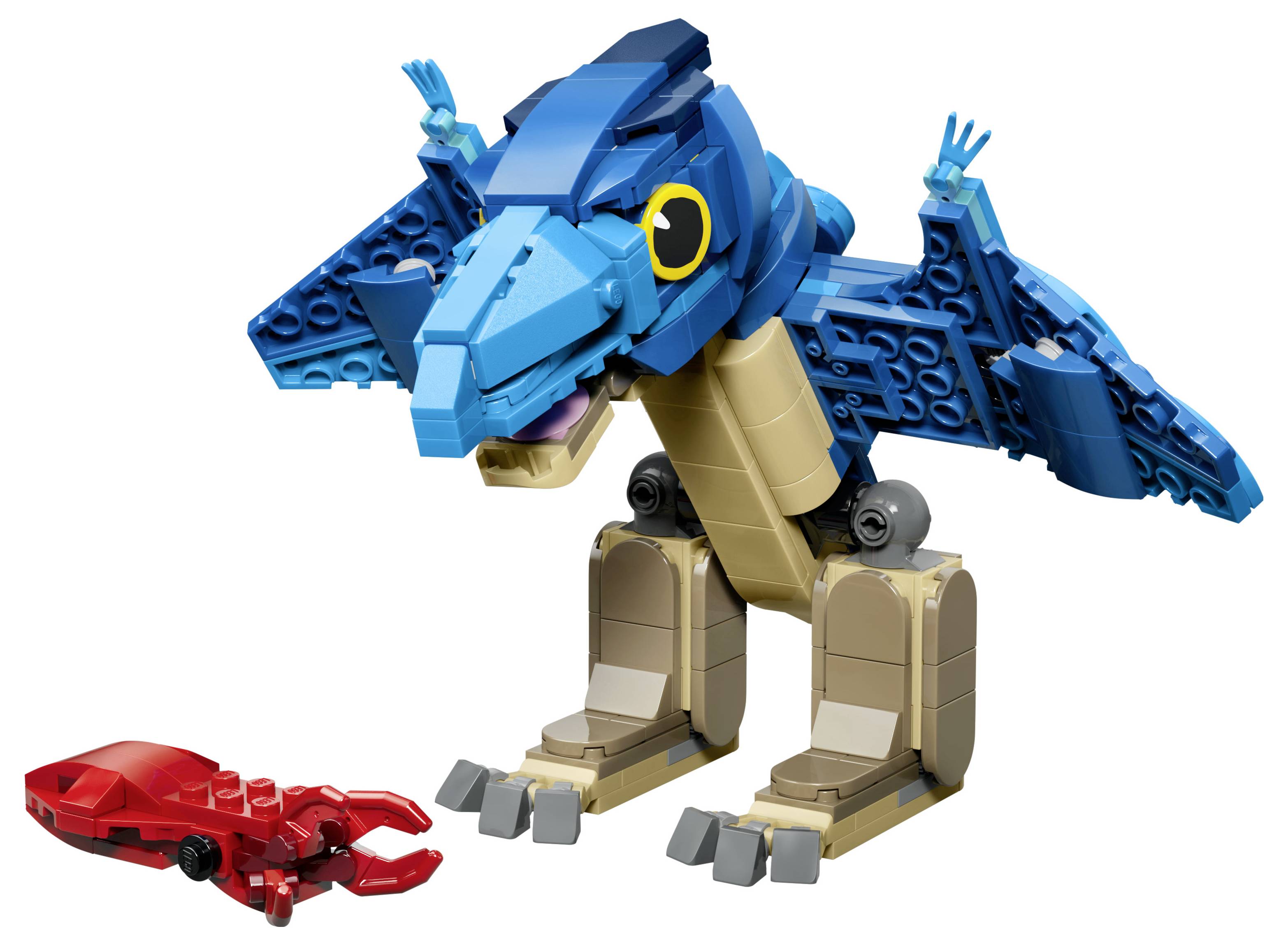 Lego-podobný modrý a béžový dinosauří robot s křídly a drápy čelí malé červené krabovité figurce na bílém pozadí.