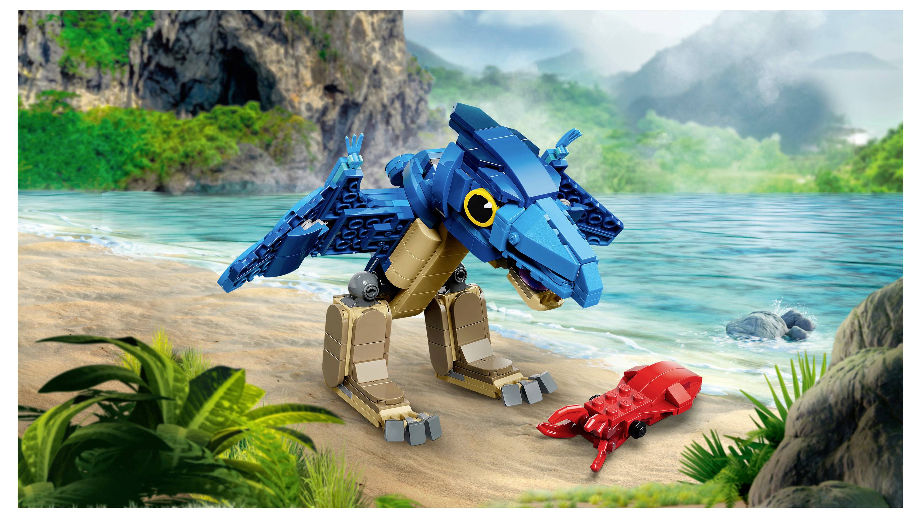 Modrý dinosaurus LEGO stojí na tropické pláži a dívá se na červeného kraba u břehu, v pozadí je oceán, skály a jungle.