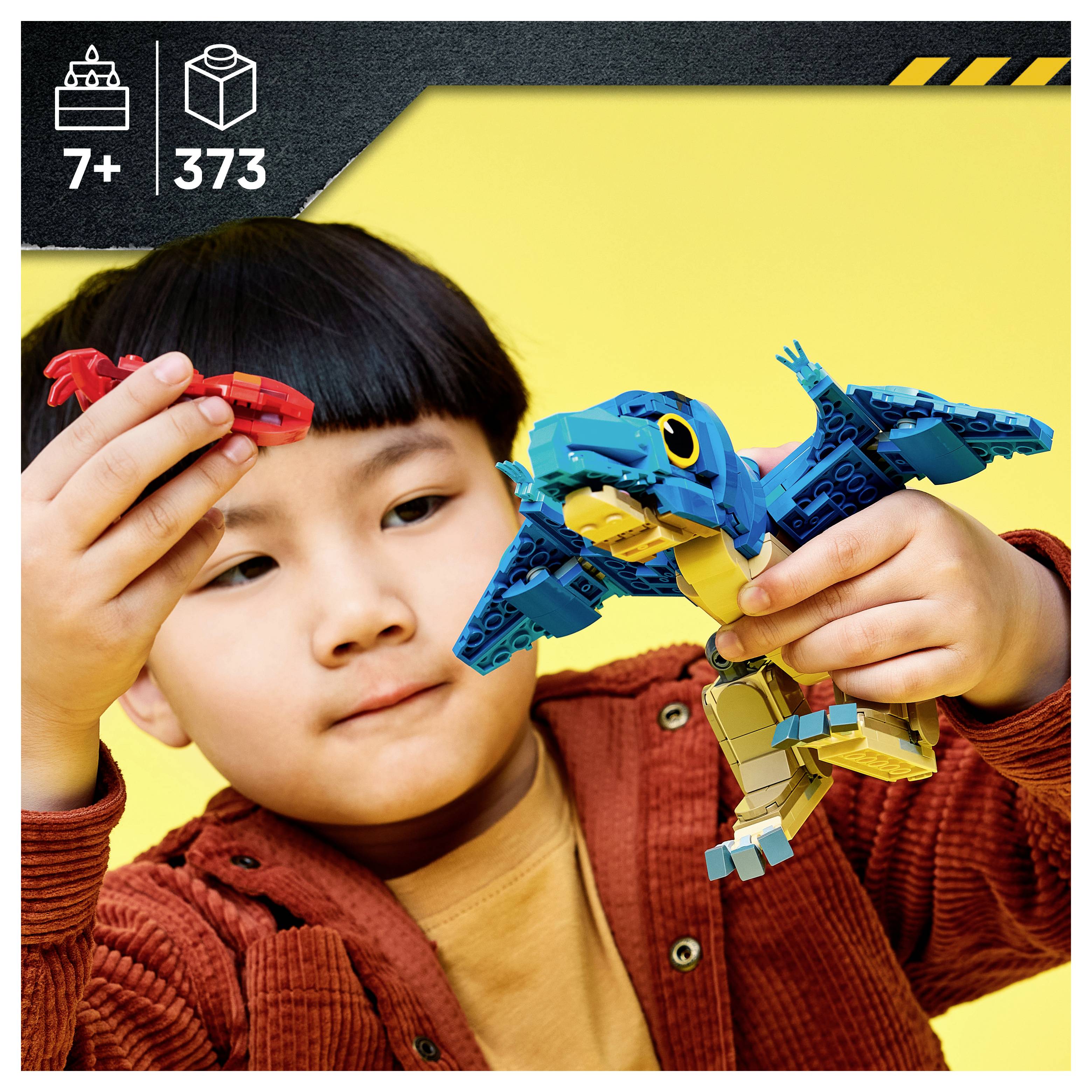 Dítě si hraje s modelem ptáka ve stylu LEGO; boxové umění ukazuje věk 7+ a 373 dílků na žlutém pozadí.