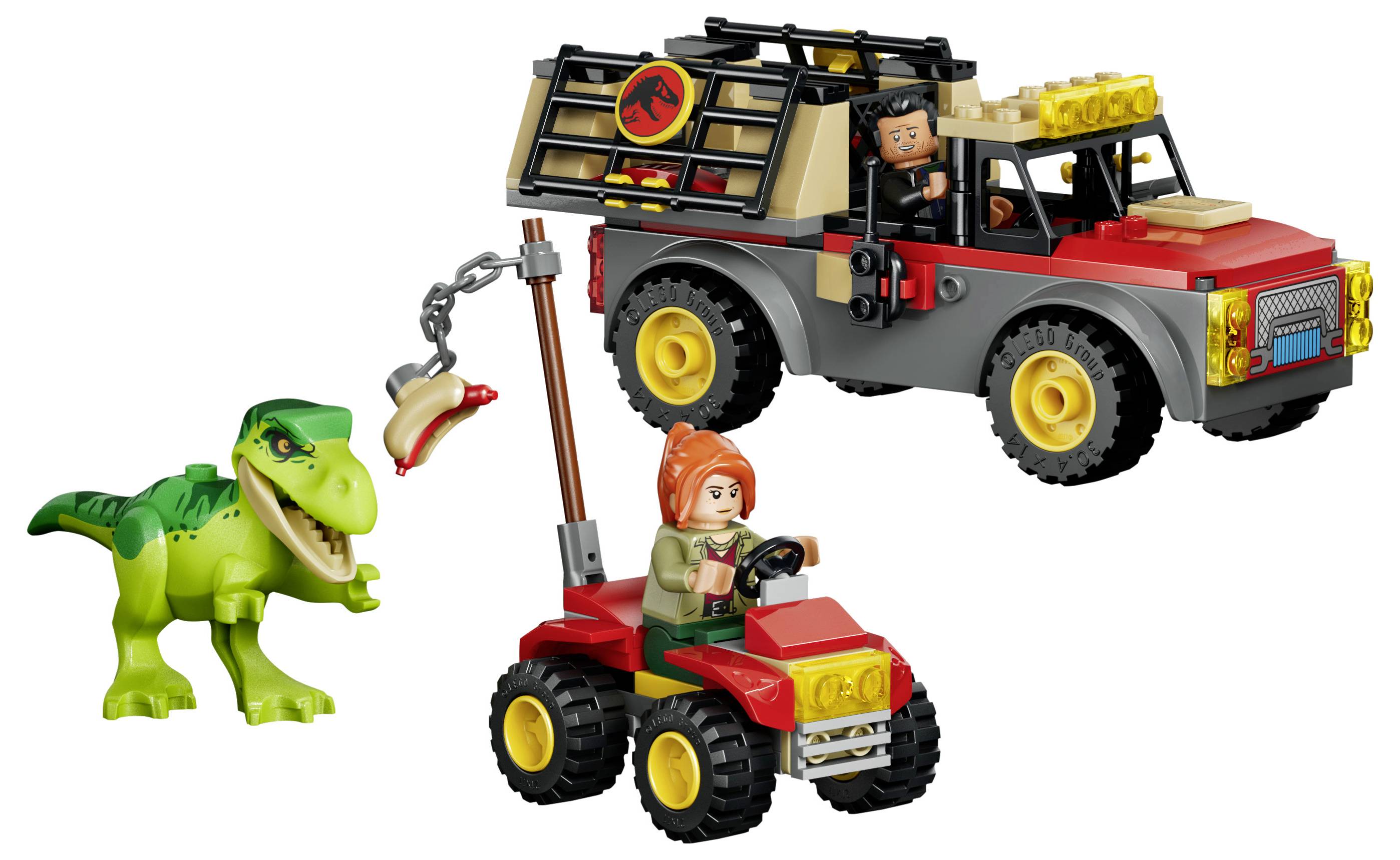 LEGO Jurassic World souprava se červeným terénním vozem, červeným čtyřkolkem, řidičem a jezdcem, plus zelený T-rex pronásledující závěsnou kuřecí nožku.