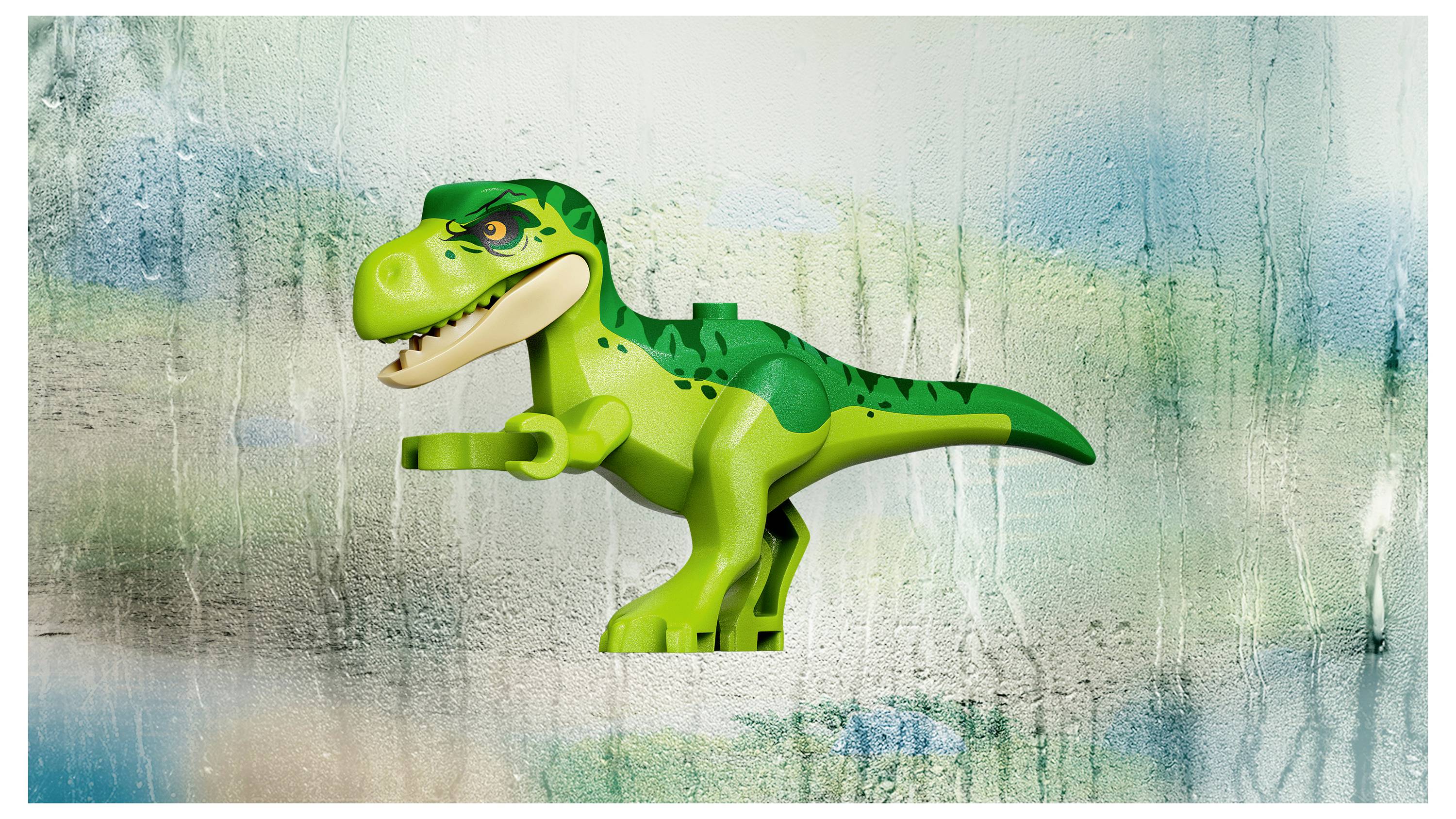 Zelená kreslená hračka dinosaura stojící na mraženém, strukturovaném modro-bílém pozadí, obrácená doleva se otevřenou tlamou.