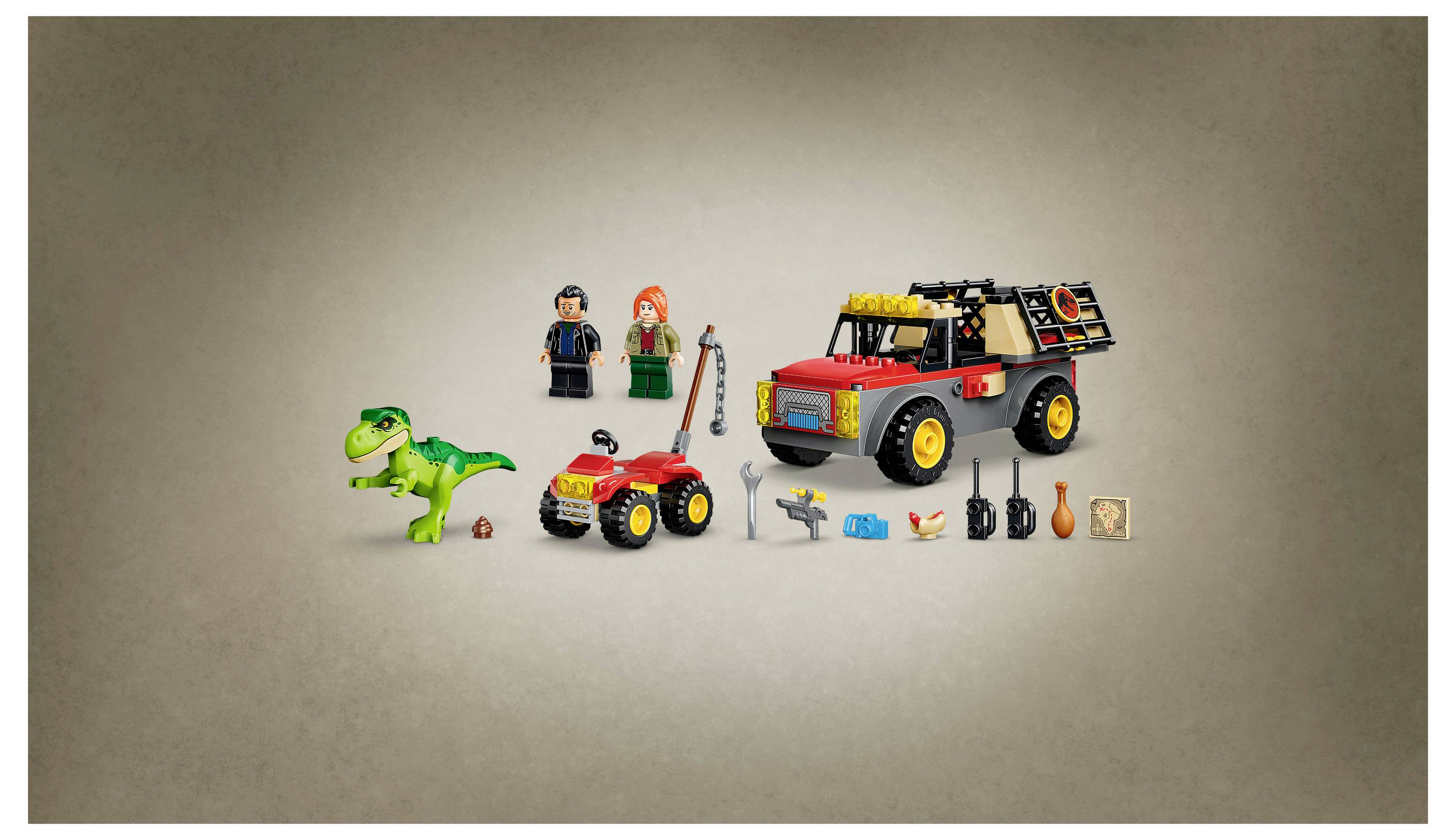 Sada hraček LEGO zobrazená s zeleným dinosaurem, dvěma minifigurkami, červeným vozidlem, velkým terénním nákladním autem a různými příslušenstvím uspořádanými na jednobarevném pozadí