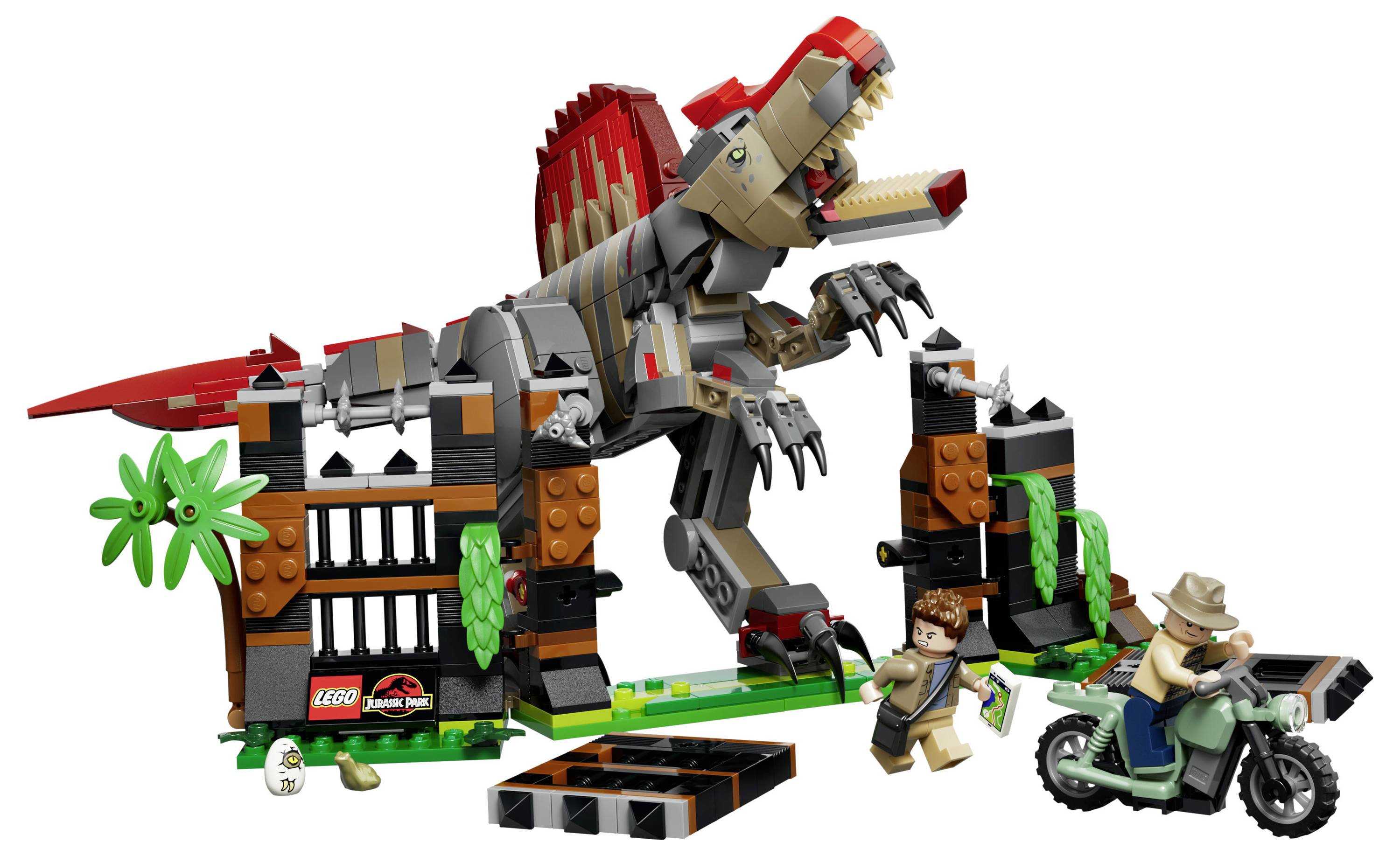 Scéna LEGO Jurassic World s řvoucím T. rexem, který se prvaluje vraty parku, zatímco dva minifigurky prchají pěšky a na motorce.