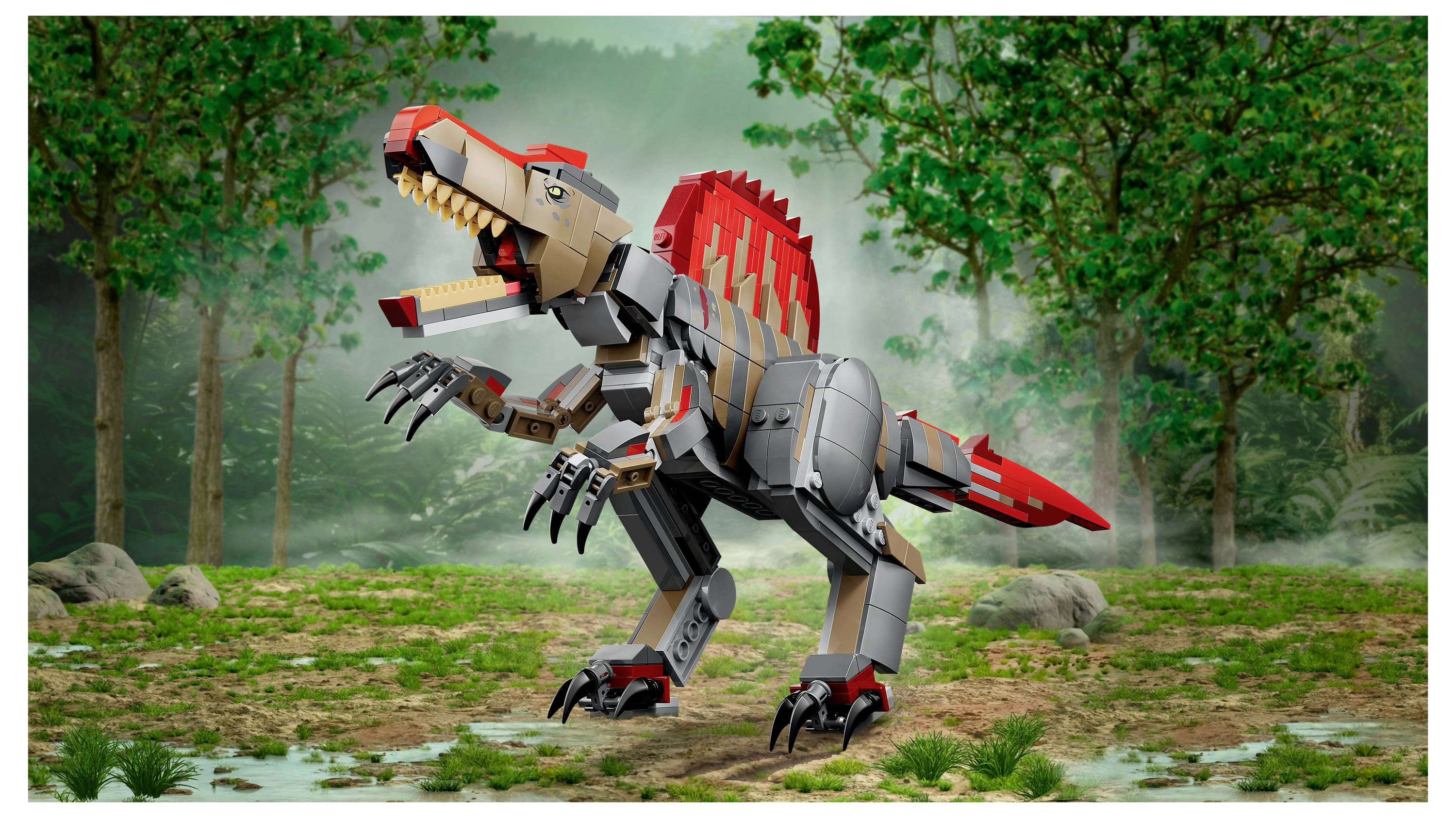 Robustický dinosaurus ve stylu LEGO s červenými prvky stojí v džunglí připomínající lesní scénu, otevřená tlama a zvednuté pařáty.