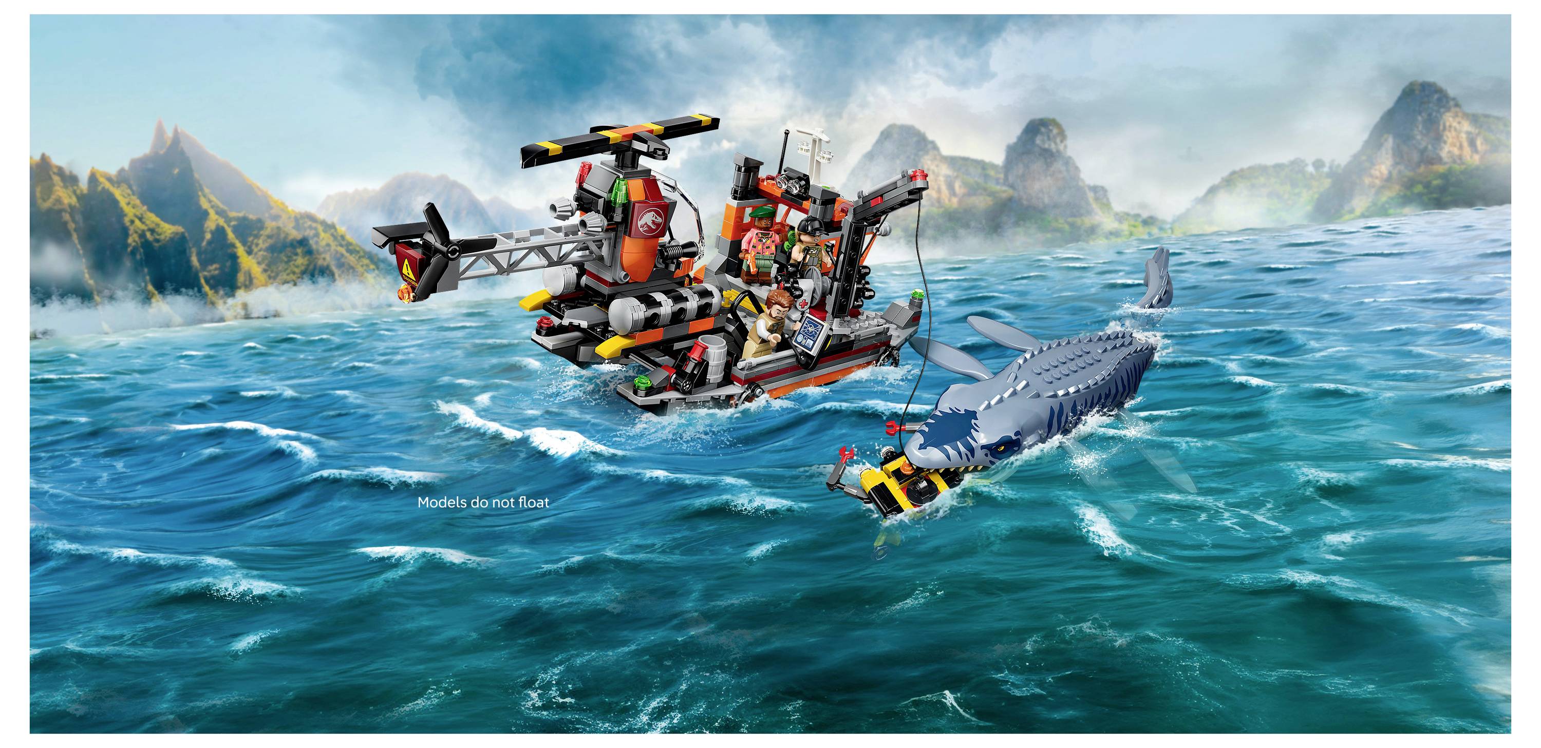 Záchranářský vrtulník ve stylu LEGO v oranžové barvě a malý člun pronásledují šedého žraloka v bouřlivé modré vodě poblíž skalnatých ostrovů.