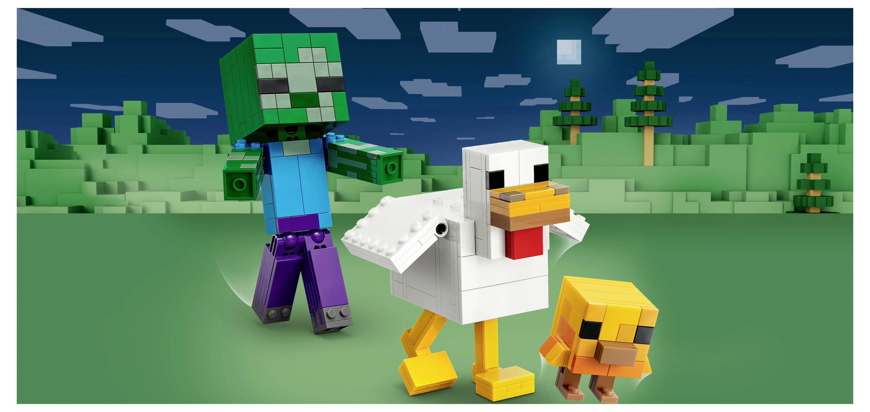 Tři figurky ve stylu LEGO—zelený zombi, bílá slepice a malé oranžové kuřátko—stojí spolu v trávnatém krajině v noci.
