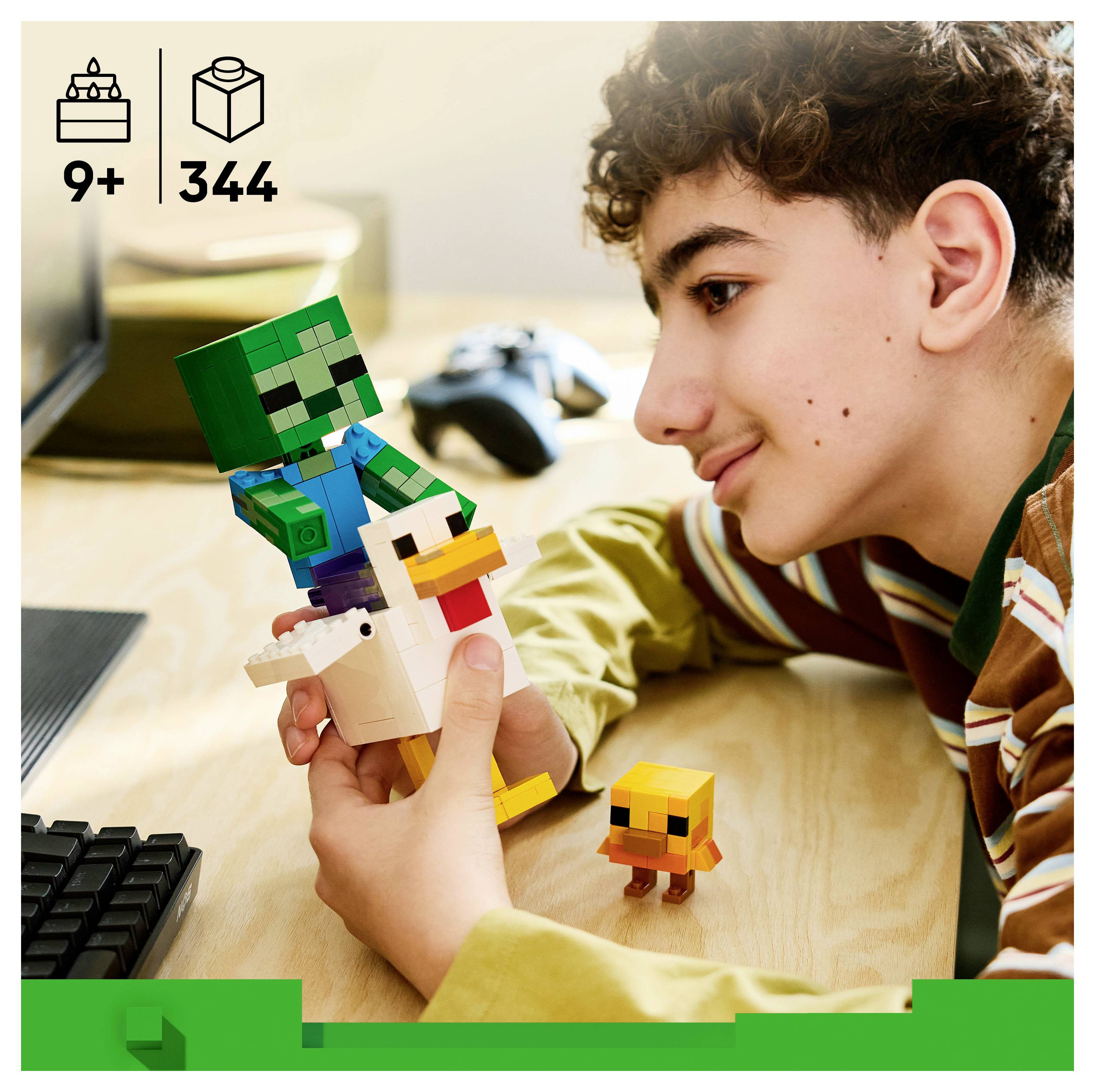 Chlapec si hraje s figurkou ve stylu LEGO představující minecraftového zombie, který jezdí na kuřeti, s ikonami "9+" a "344" označujícími věkovou kategorii a počet dílků.