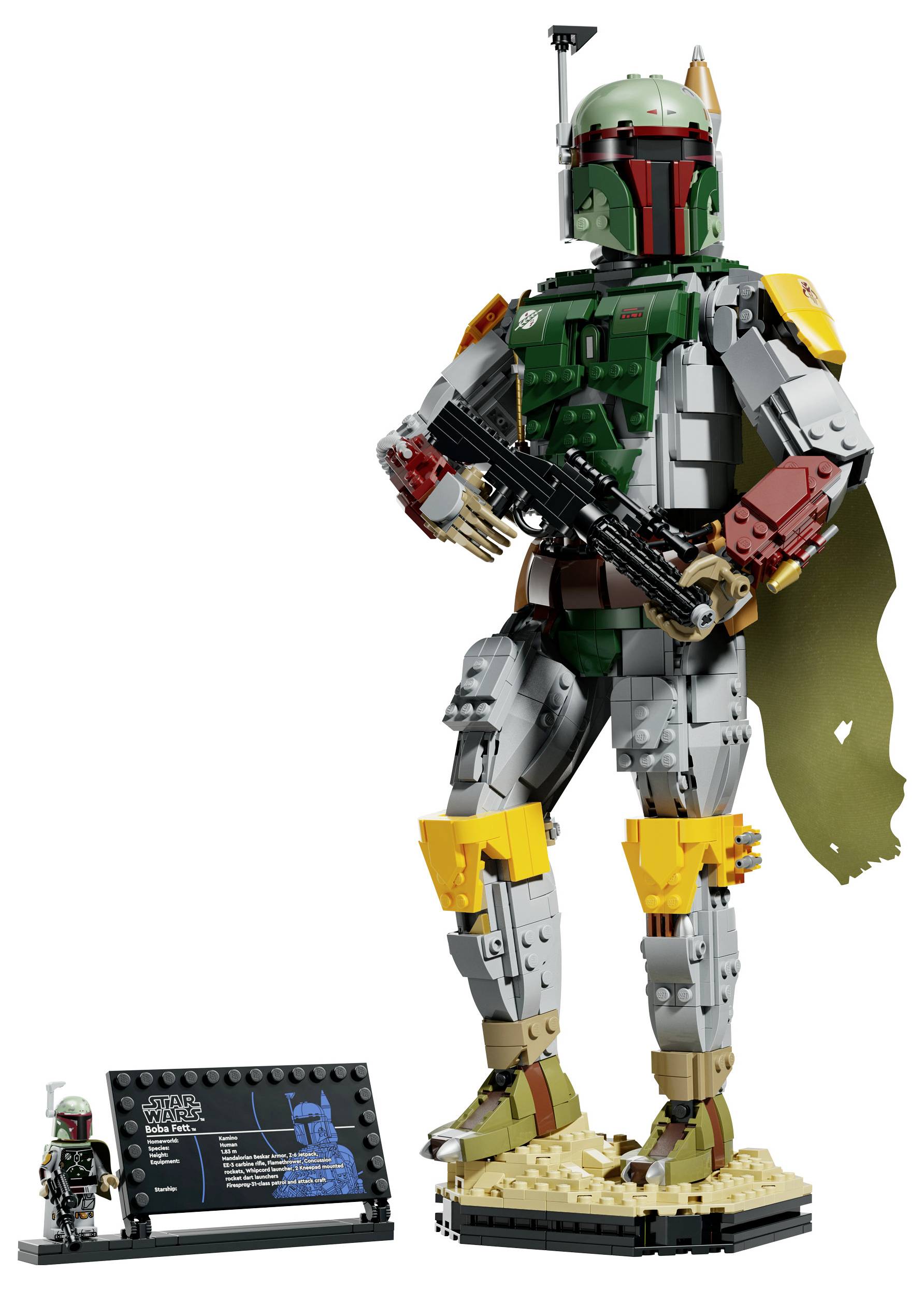 Figurka LEGO Boba Fett stojí s blasterem na display podstavci, vedle ní je malá minifigurka a jmenovka.