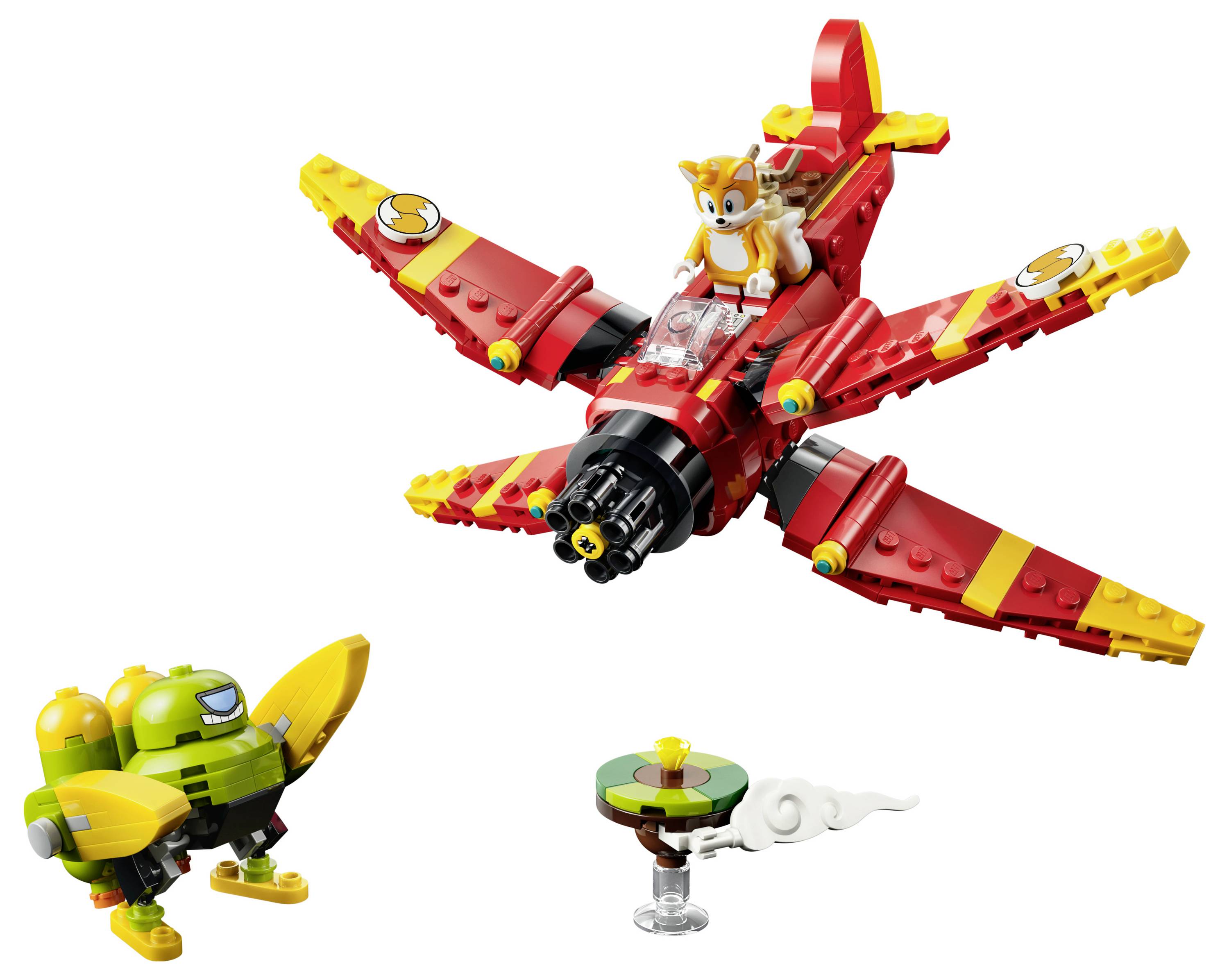 LEGO-style červené letadlo s figurkou Tailse letící nad zeleným robotem a malou rotující platformou s efektem mraků.