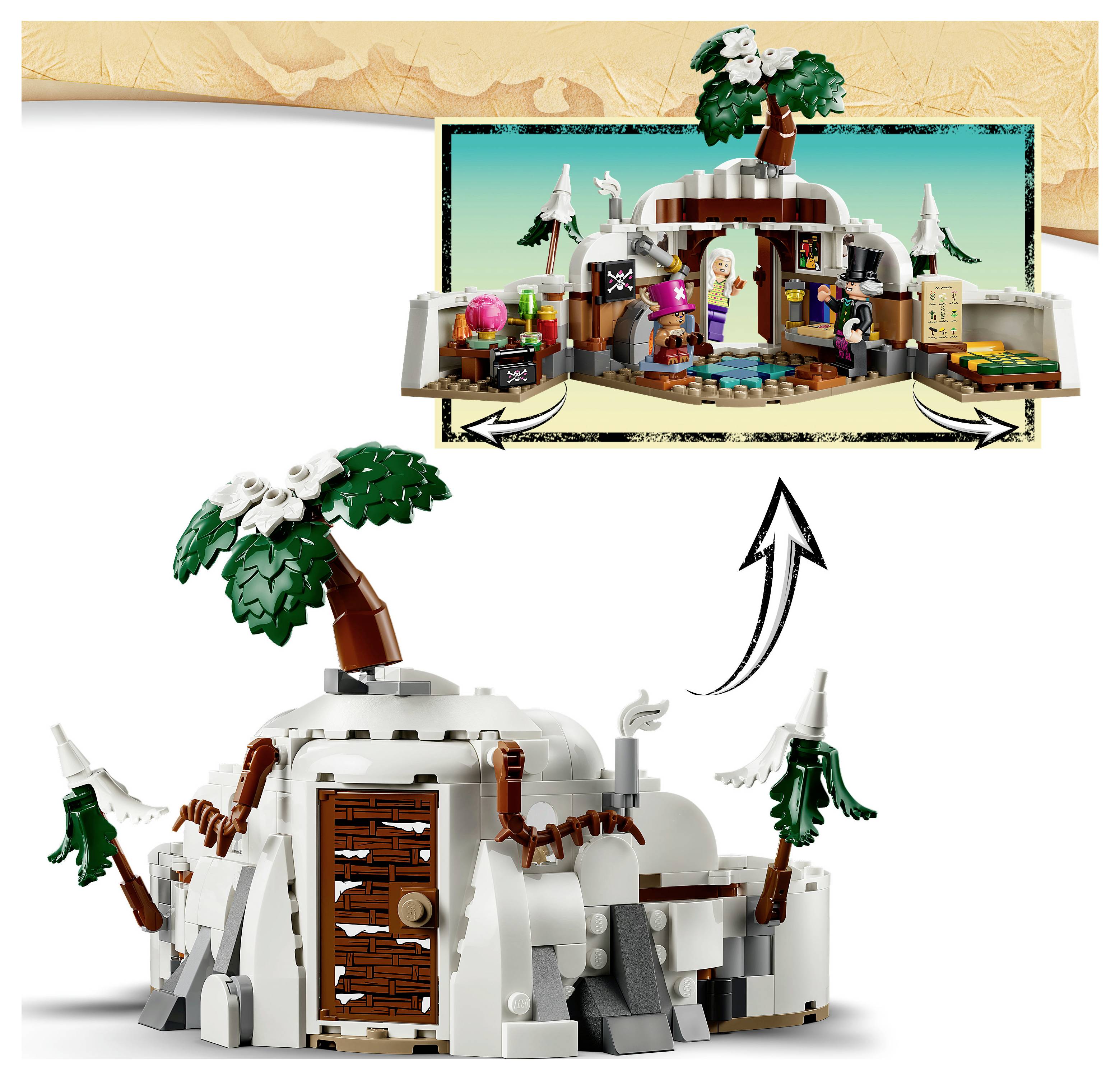 LEGO-style domek na stromě s šipkou ukazující na otevřený pohled na hru s interiéry a minifigurkami.