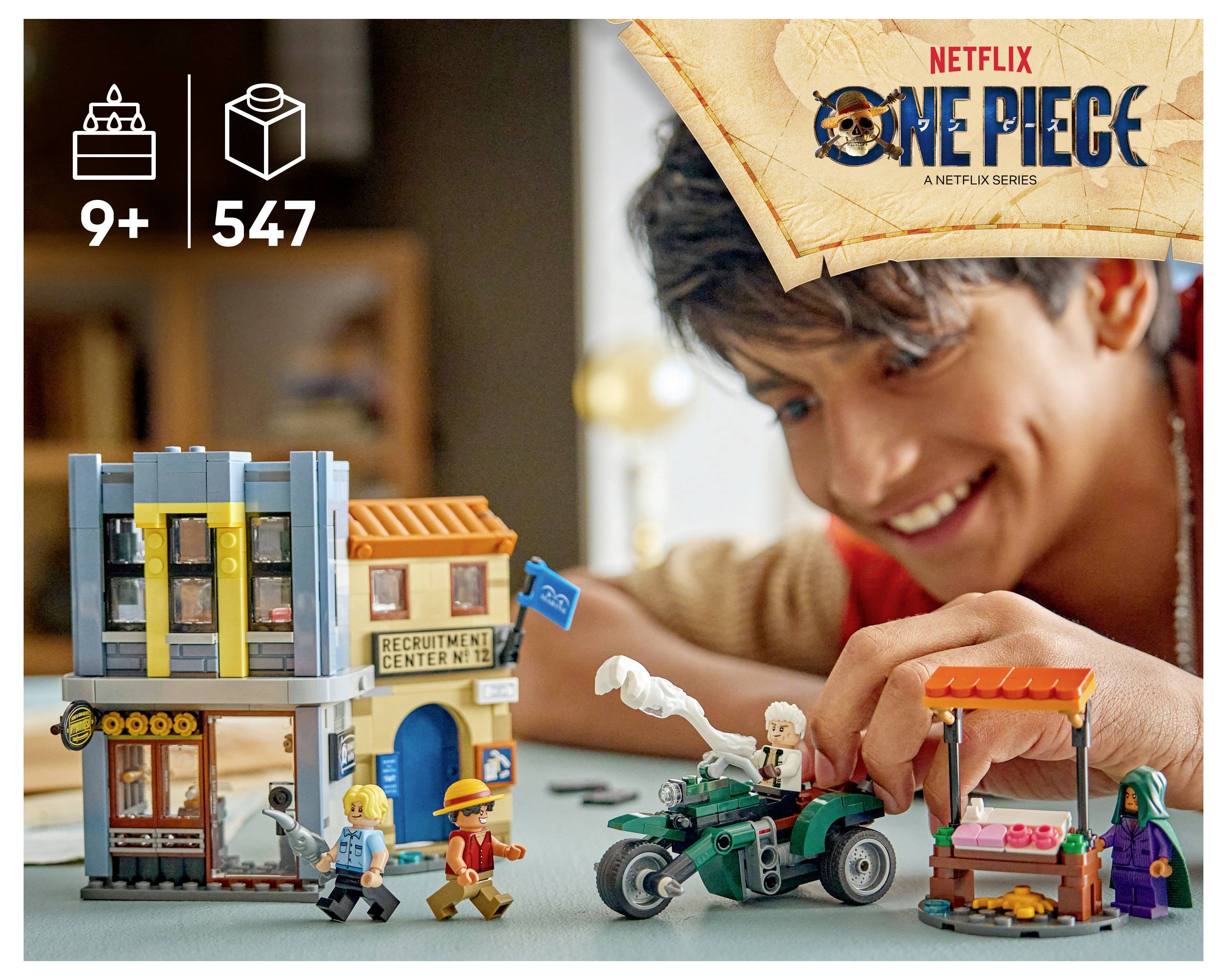 Dítě si hraje se sadou LEGO s motivem One Piece, které obsahuje stavbu, motorku, tržní stánek a figurky; označeno 9+ a 547 dílů.