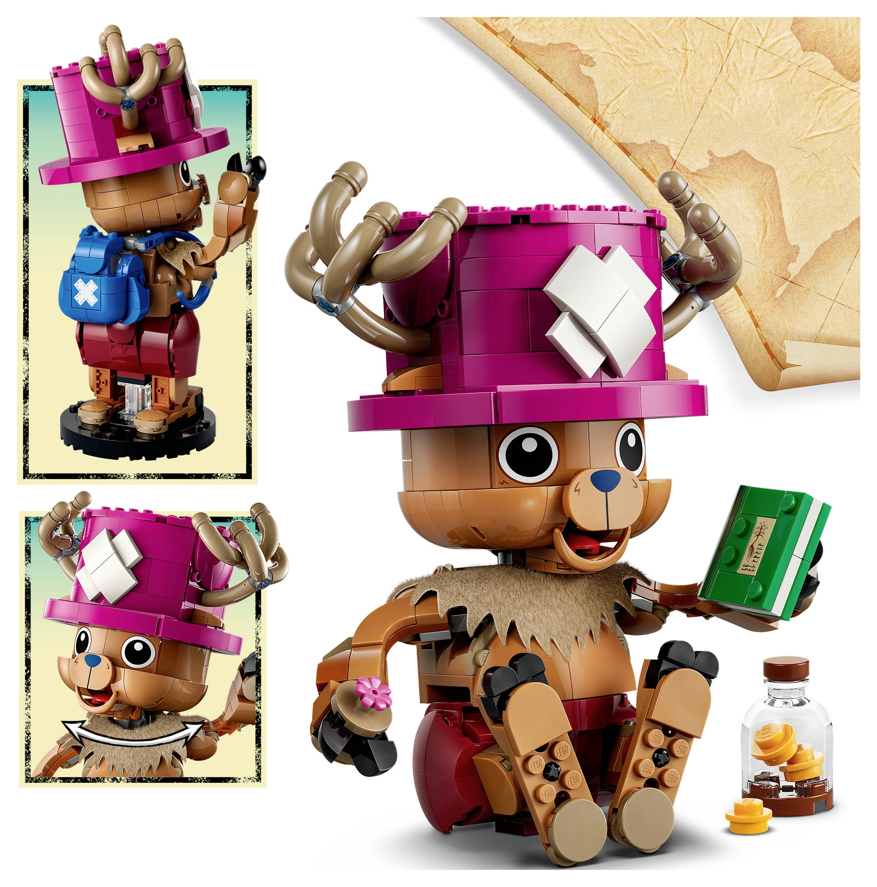 Ilustrace medvídka v LEGO stylu s minimální figurkou, který nosí růžový klobouk a batoh, drží zelenou knihu, s malými detailními pohledy a sklenicí sušenek vedle něj.