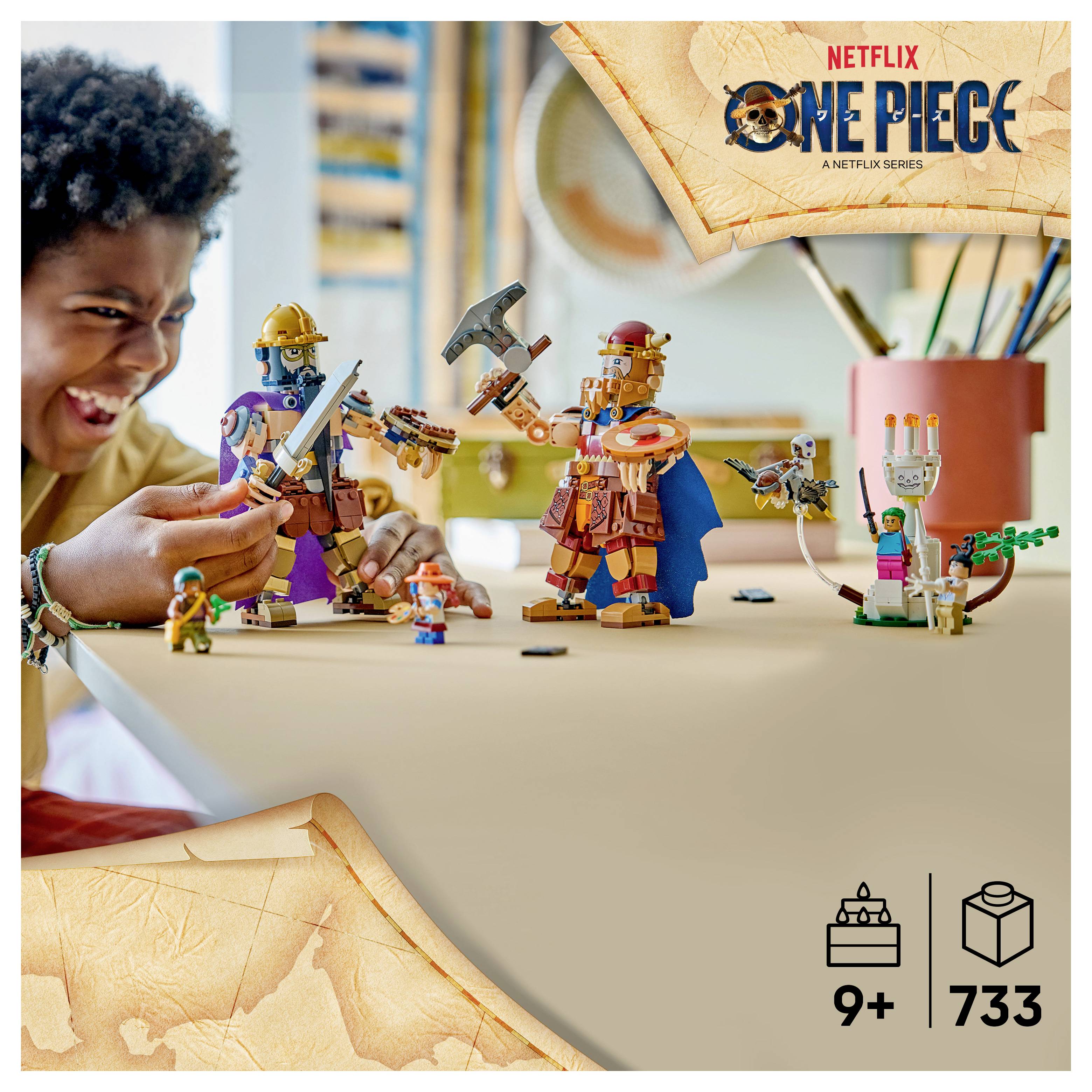 Dítě si hraje s figurkami One Piece z LEGA na stole, přičemž jsou viditelná logo 'Netflix One Piece' a věkové doporučení '9+' plus číslo sady '733'.