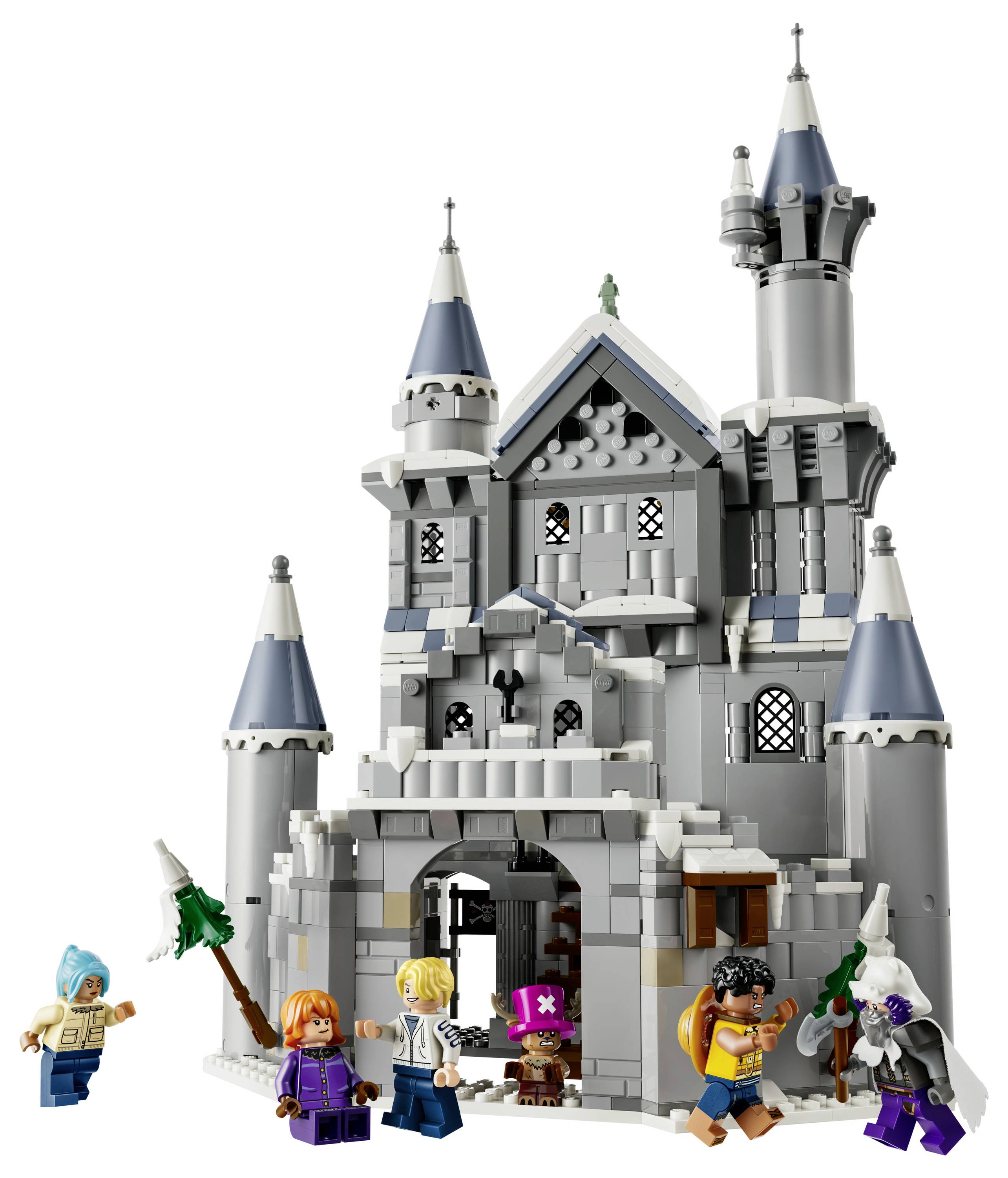 Hrad ve stylu LEGO s více věžemi a obloukovým vchodem, obklopený šesti fantasijními minifigurkami pózujícími v přední části.