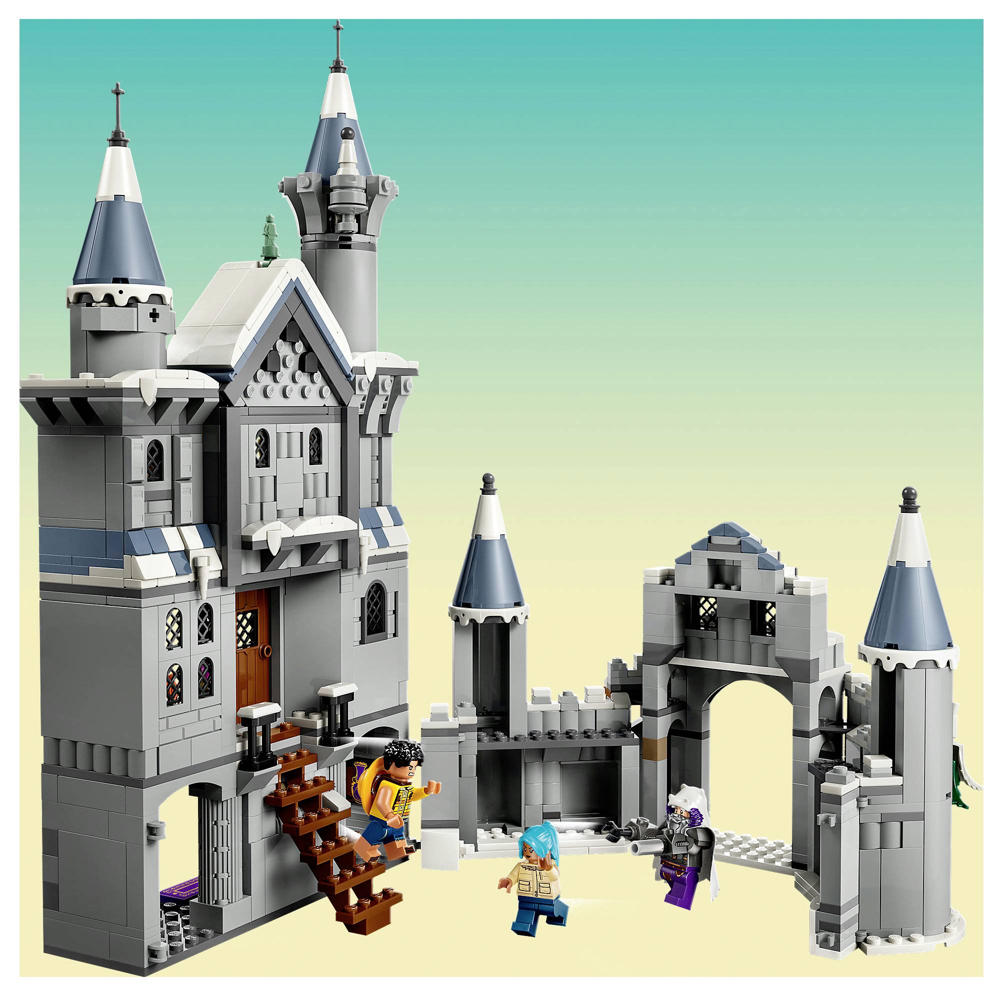 Hrad ve stylu LEGO s fantazií se vysokými šedo-modrými věžemi a otevřenou bránou, znázorňující tři minifigurky v bitvě vně pevnosti.
