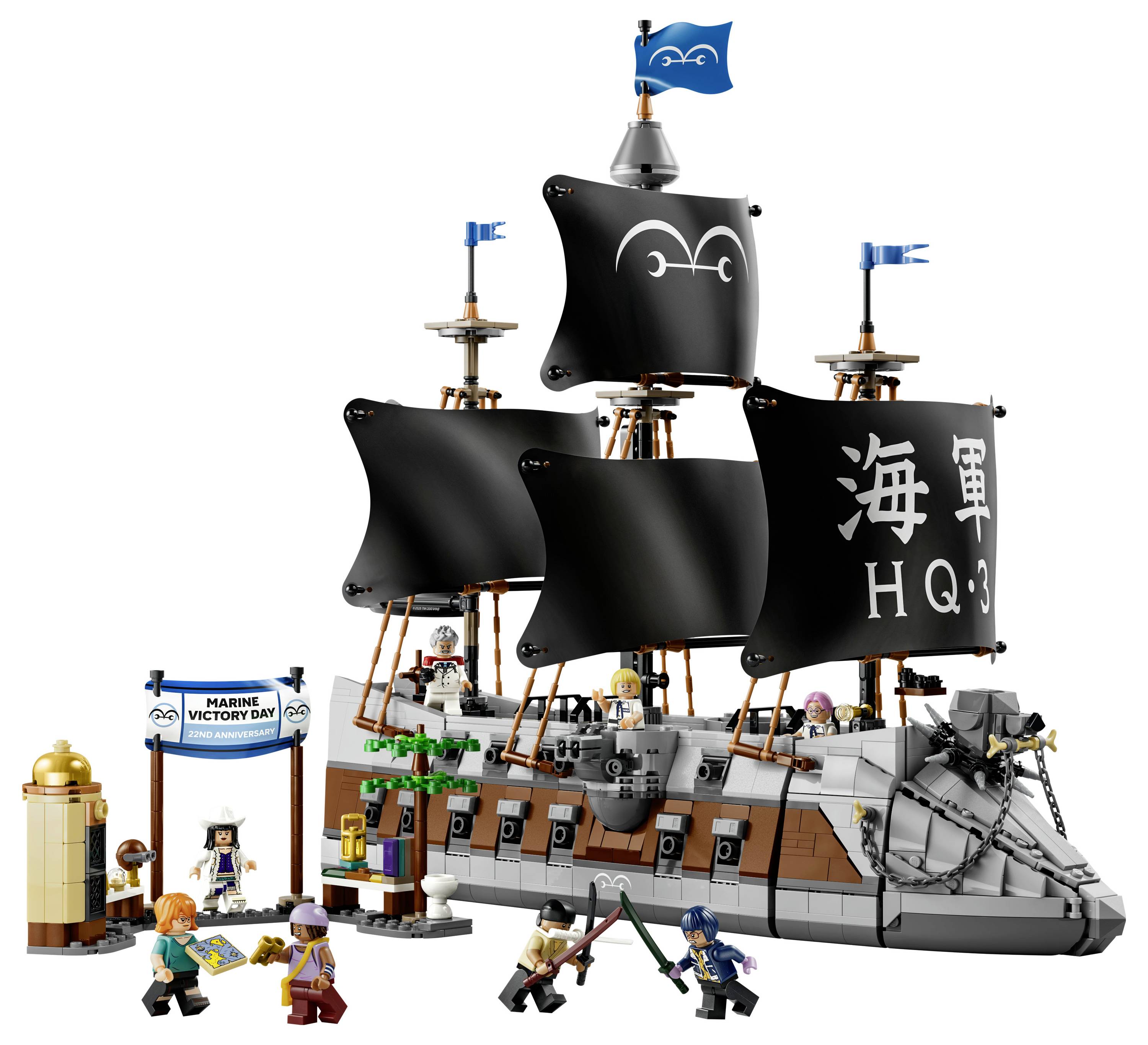 LEGO pirátská loď s černými plachtami a velkým transparentem „海軍 HQ" (Marine HQ), na kterém jsou vidět figurky a nedaleko cedule „Den vítězství námořnictva".